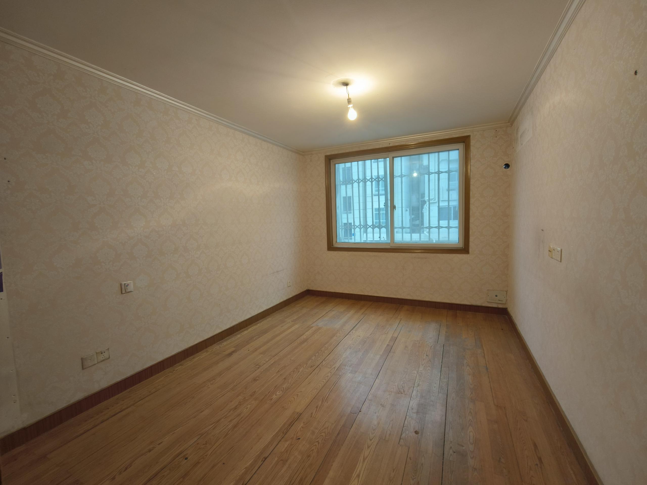 银花苑 4室2厅2卫 108m&sup2;