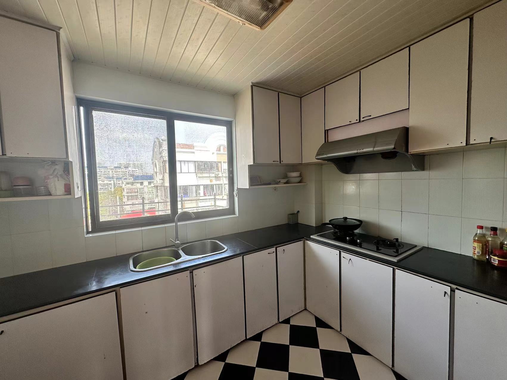 威美公寓 3室2厅1卫 1277.00m&sup2;