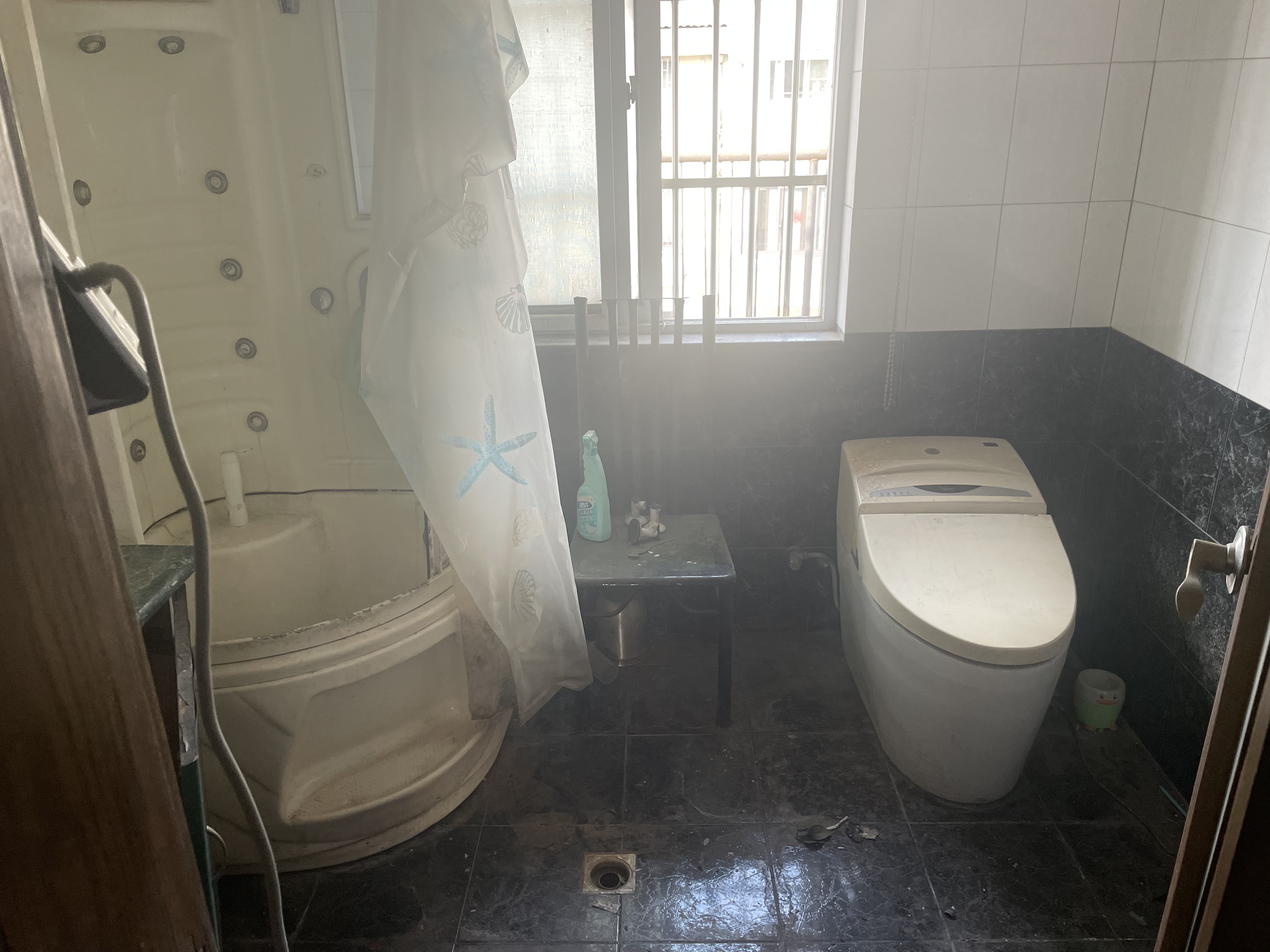 虹桥东村 6室1厅1卫 200.00m&sup2;