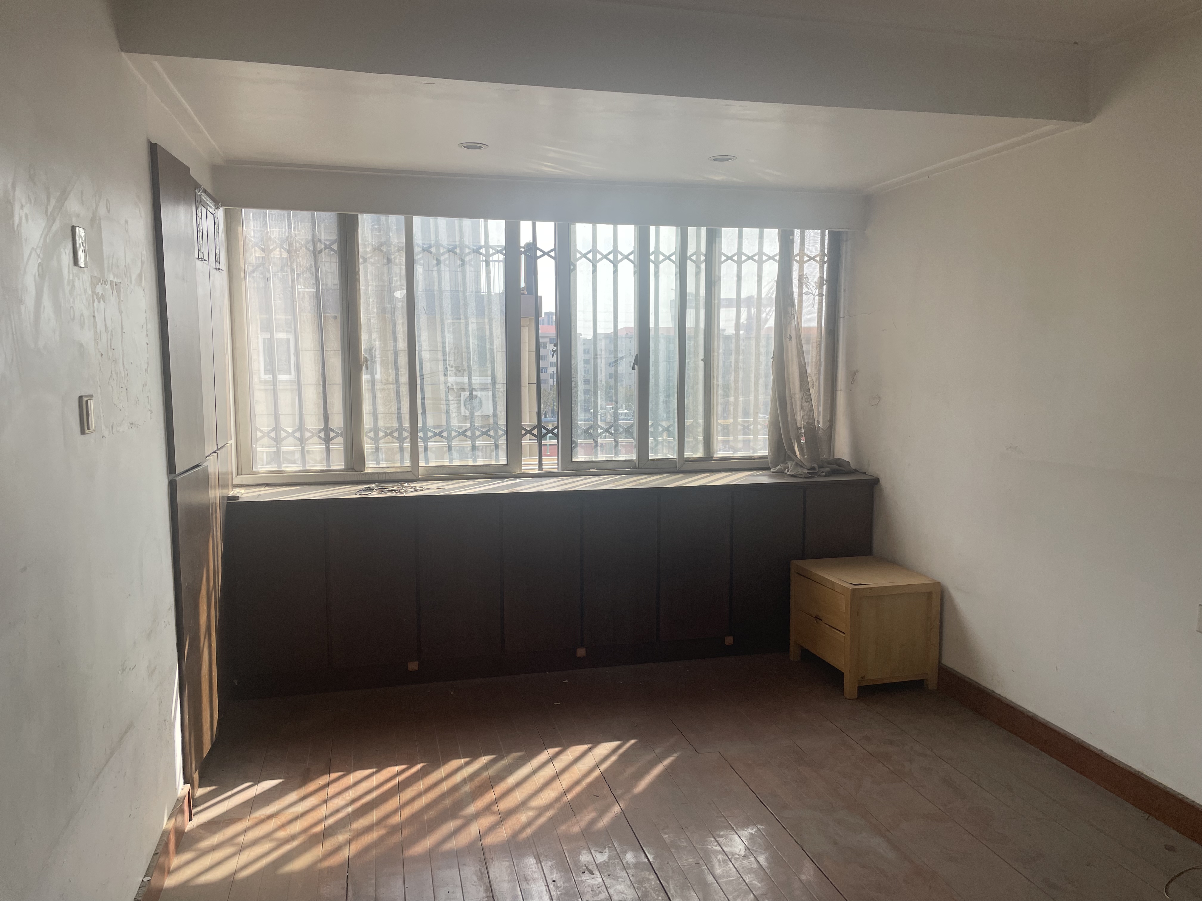 虹桥东村 6室1厅1卫 200.00m&sup2;