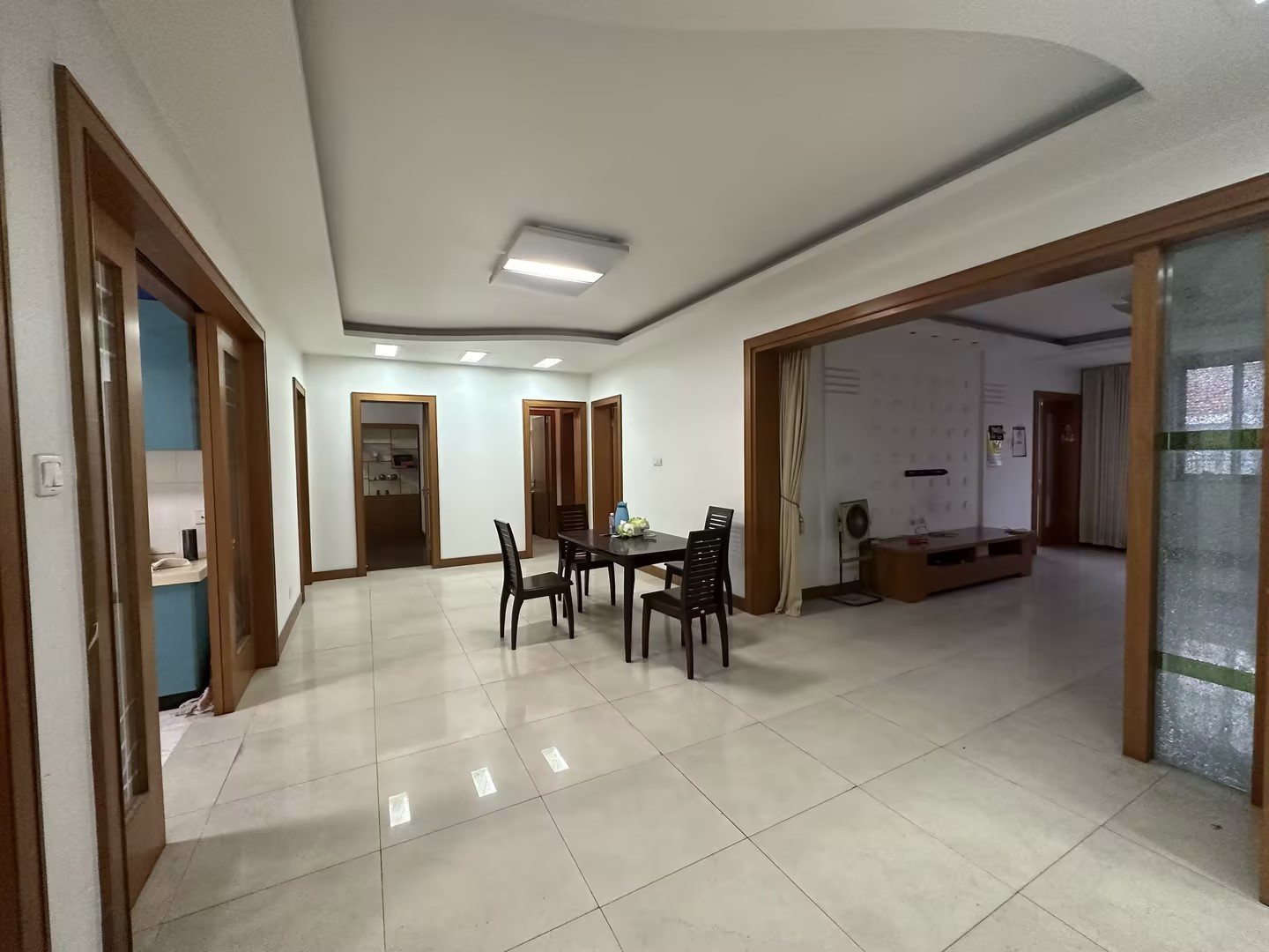 金鑫公寓 4室2厅2卫 173m²