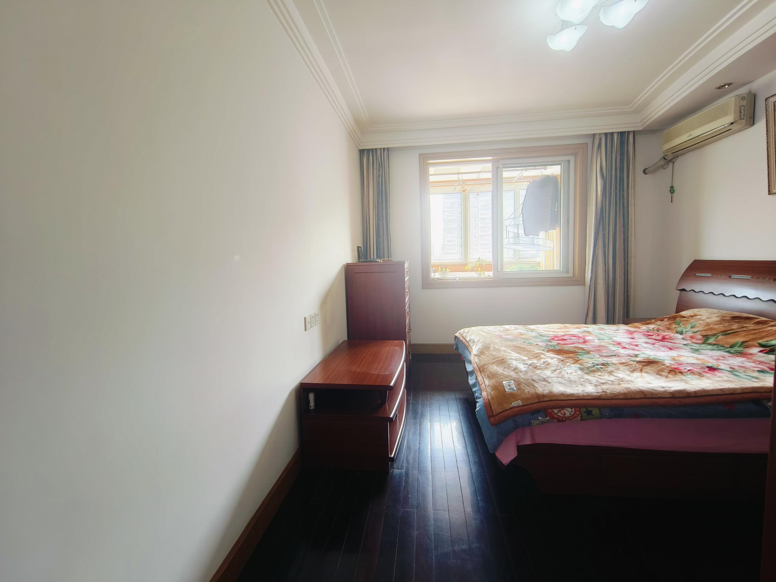 和兴花苑 4室2厅2卫 150m&sup2;