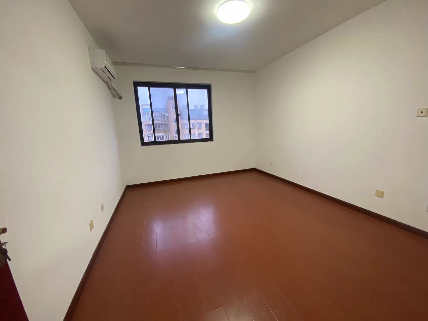外滩花苑 4室2厅2卫 146m²