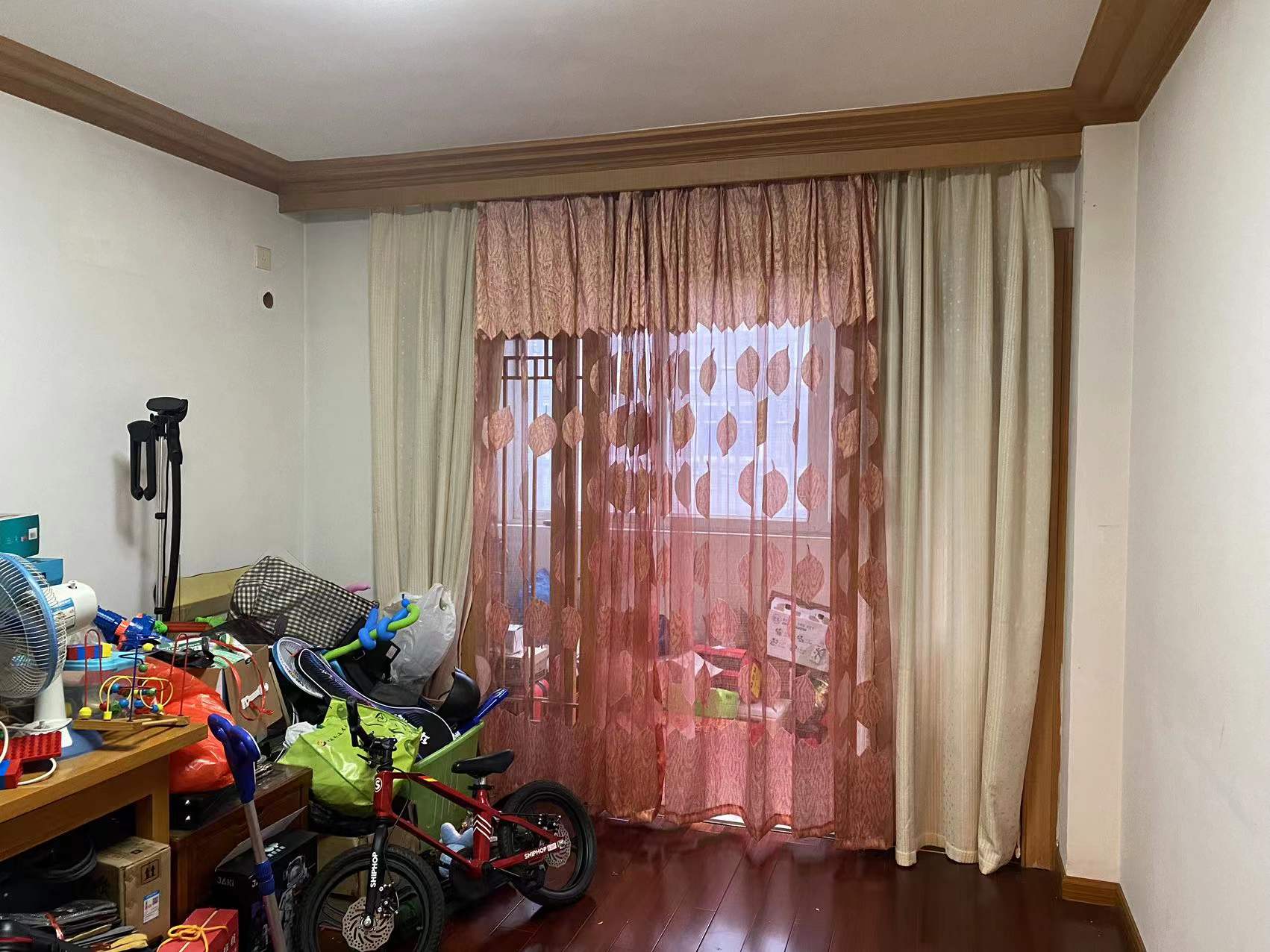 莲花苑 3室2厅1卫 136m&sup2;