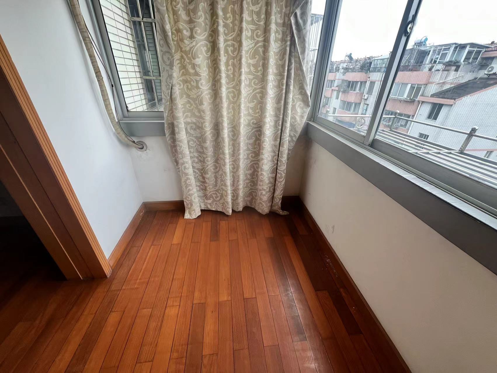 华侨花苑 5室2厅2卫 148m&sup2;