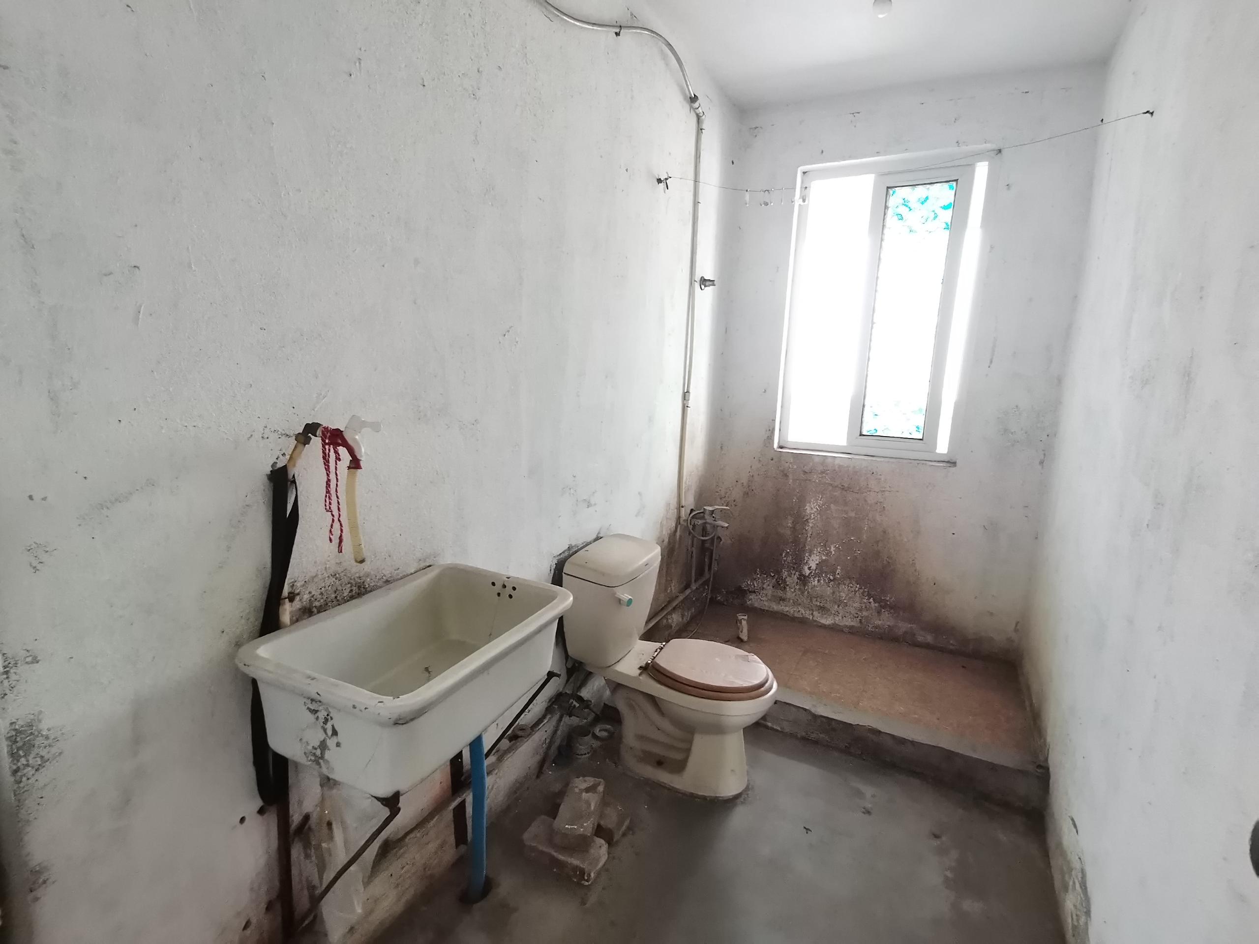 滨江花园 6室2厅2卫 185.84m²