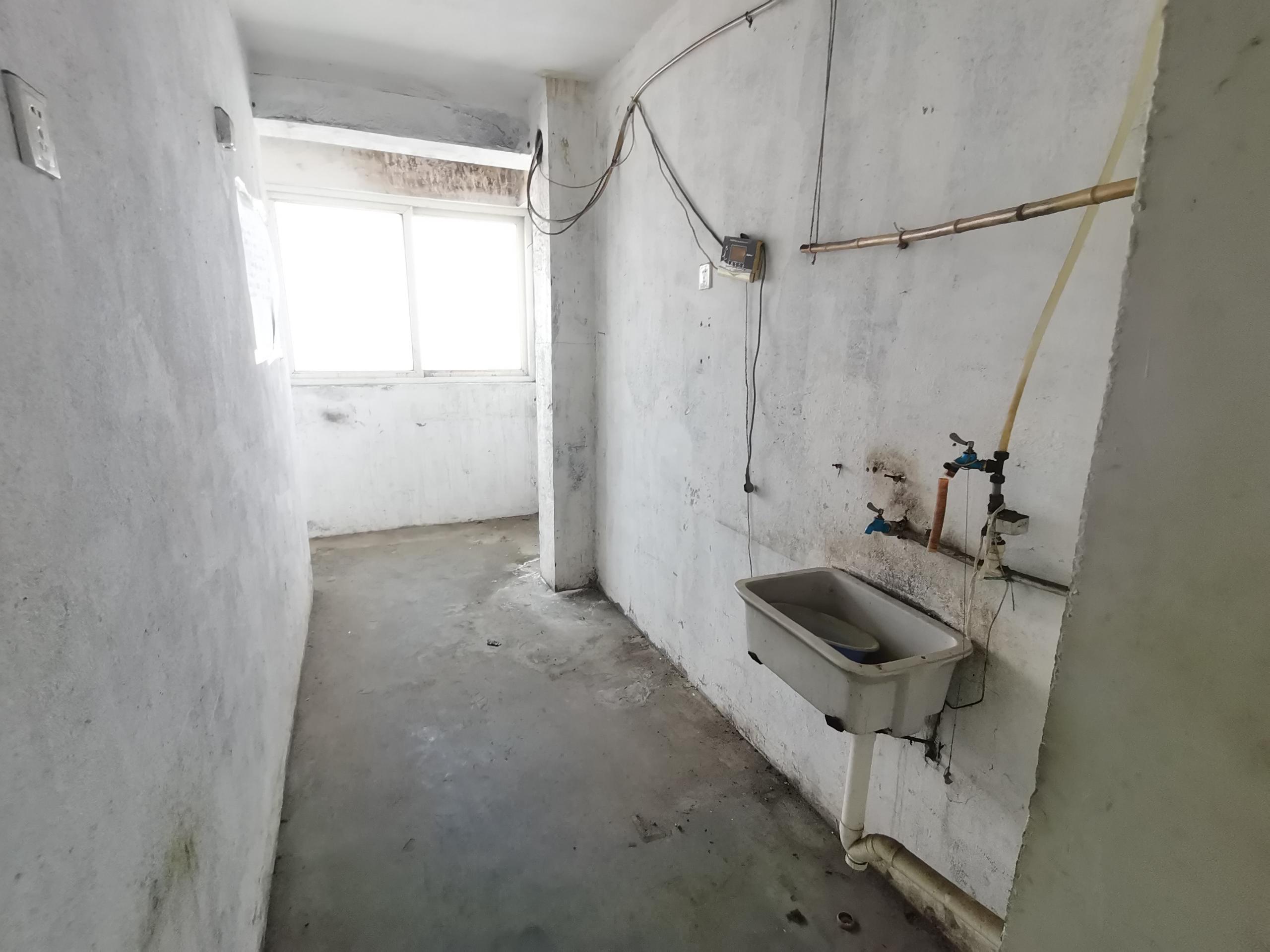滨江花园 6室2厅2卫 185.84m²