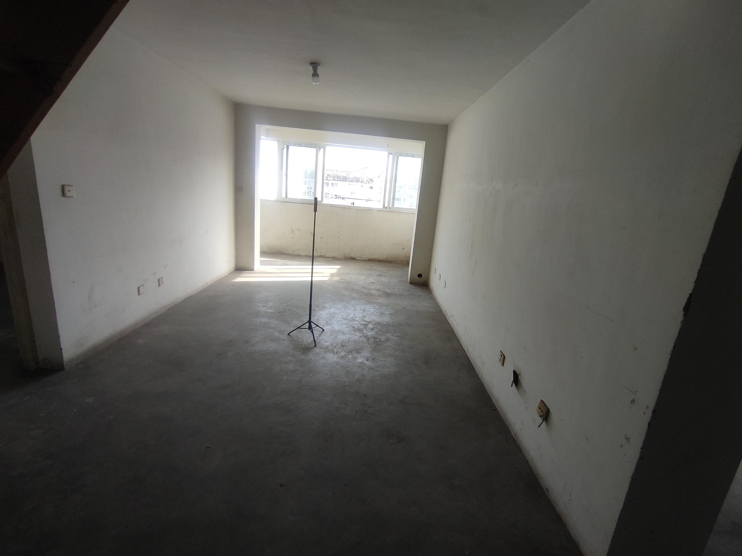 虹桥新苑 5室2厅2卫 188m²
