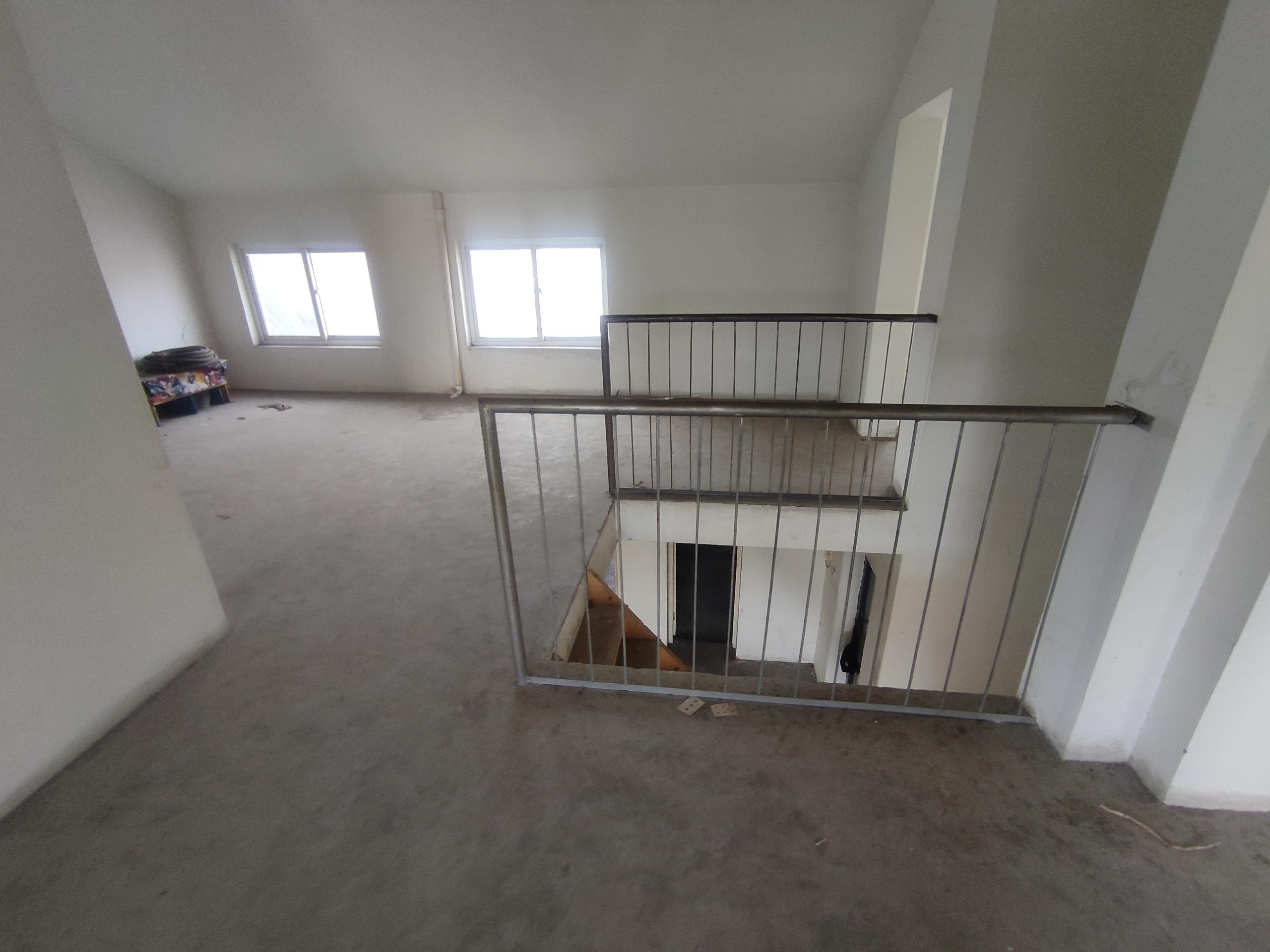 虹桥新苑 5室2厅2卫 188m²