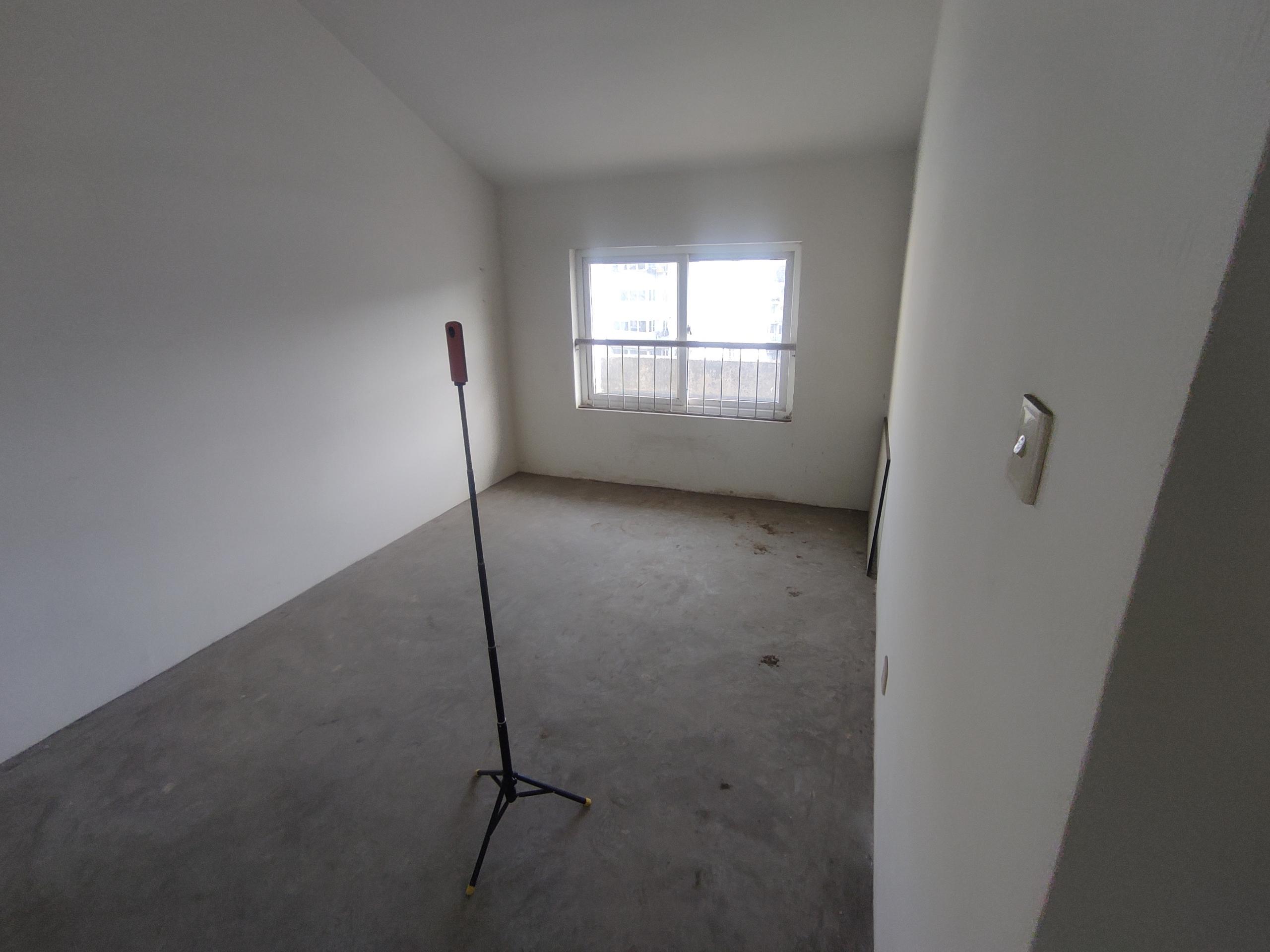 虹桥新苑 5室2厅2卫 188m²