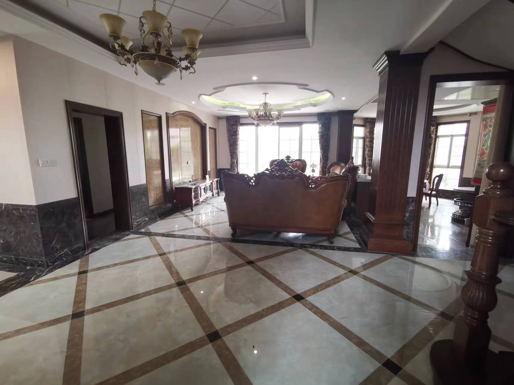 东郊庄园 4室2厅4卫 350.00m&sup2;