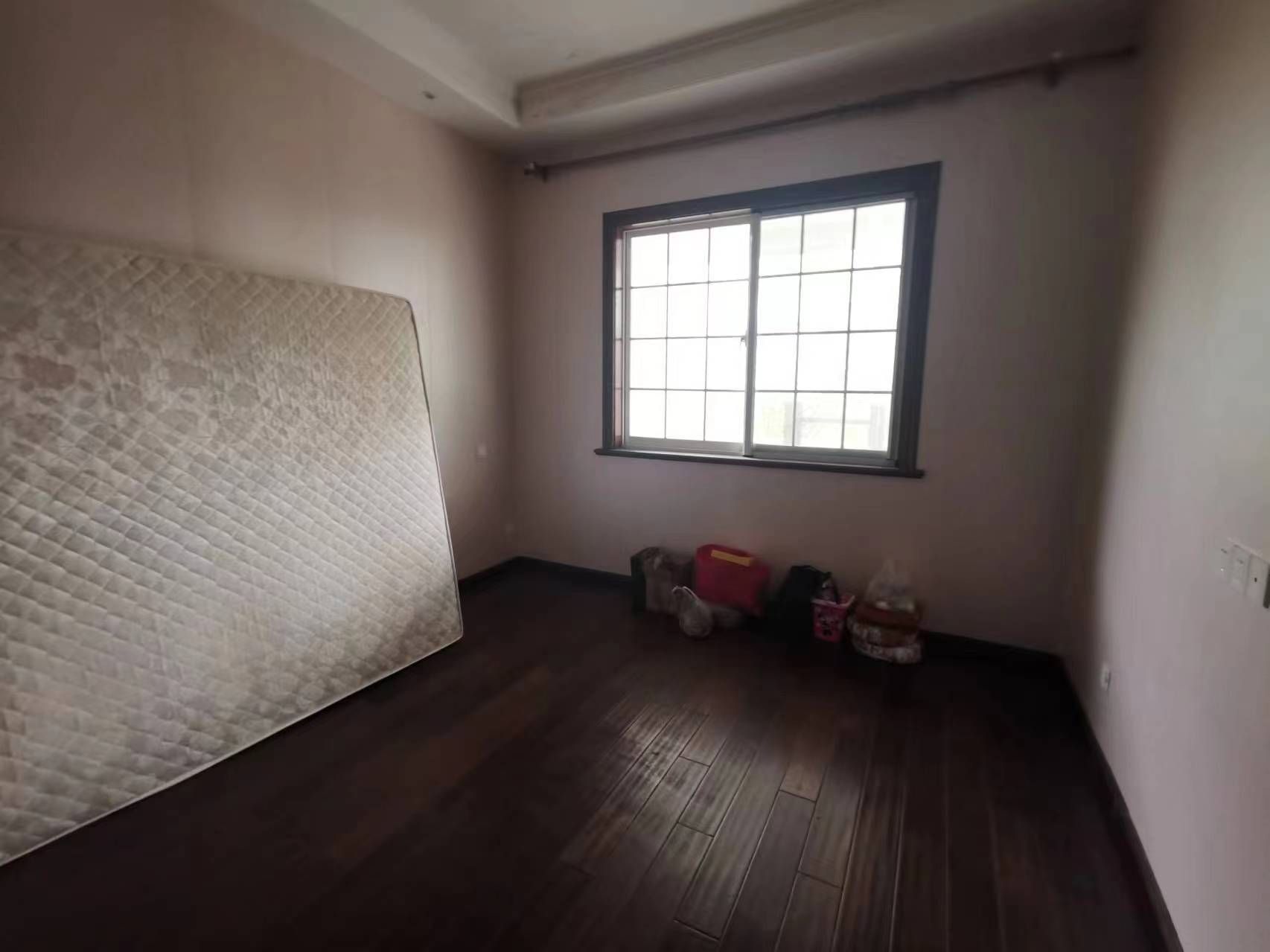 东郊庄园 4室2厅4卫 350.00m&sup2;