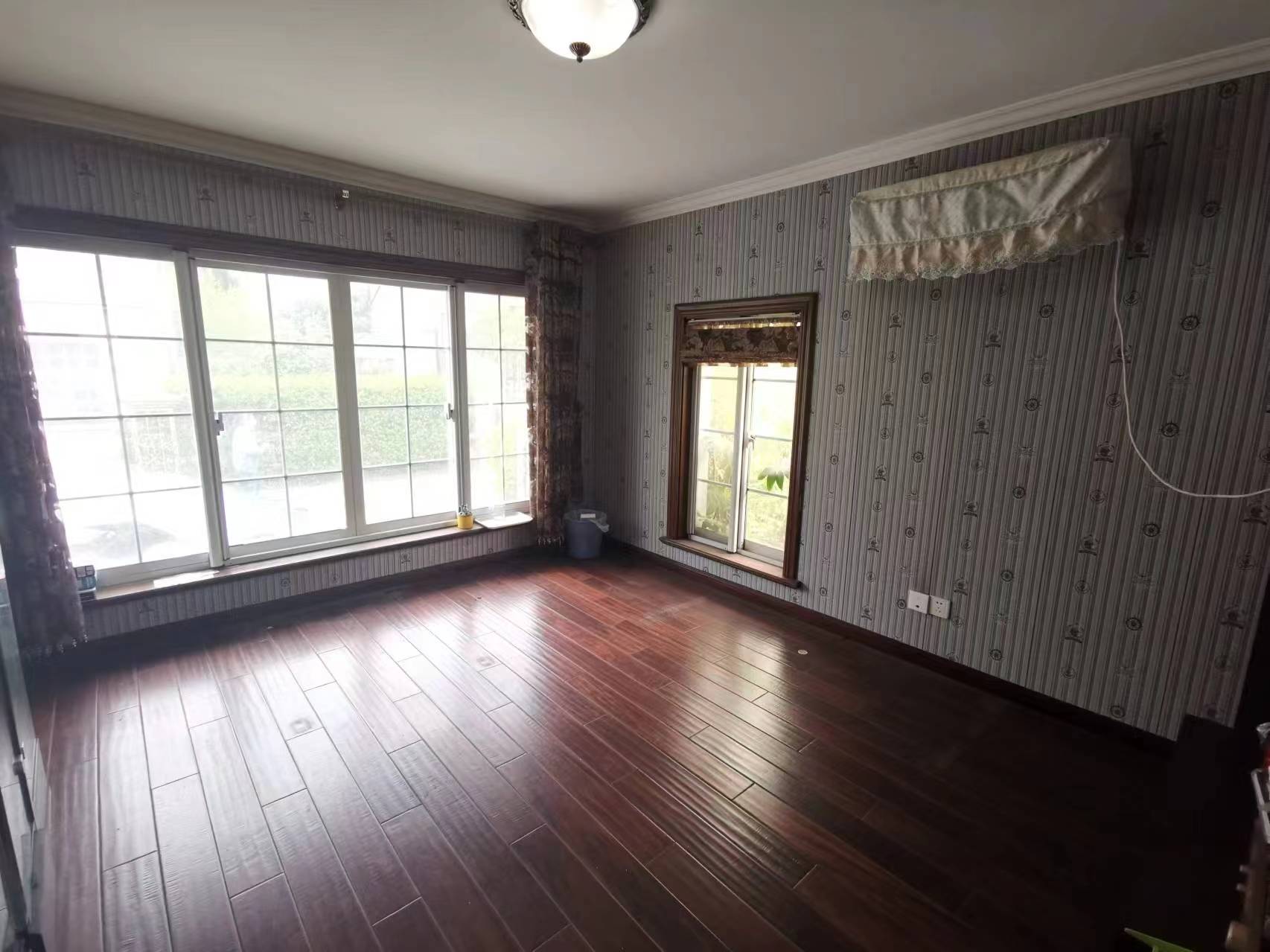 东郊庄园 4室2厅4卫 350.00m&sup2;