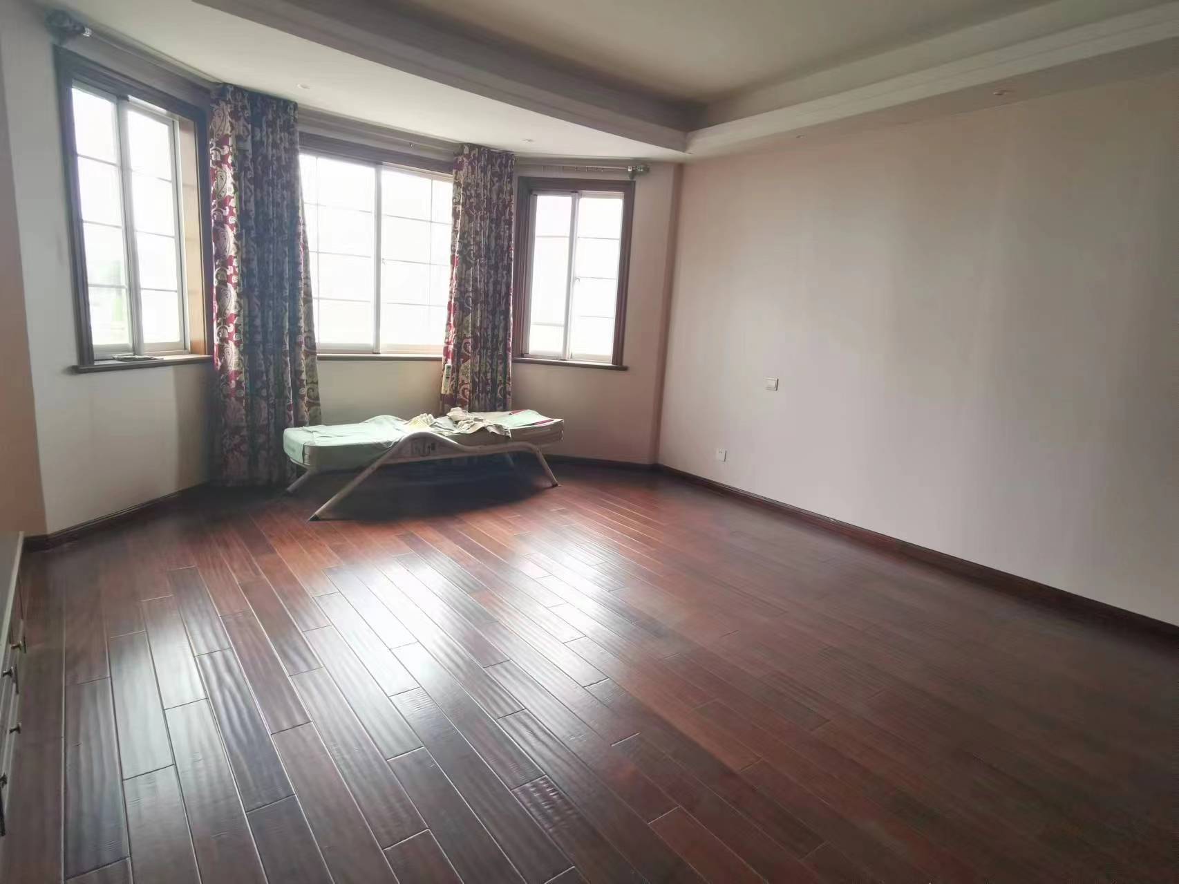 东郊庄园 4室2厅4卫 350.00m&sup2;