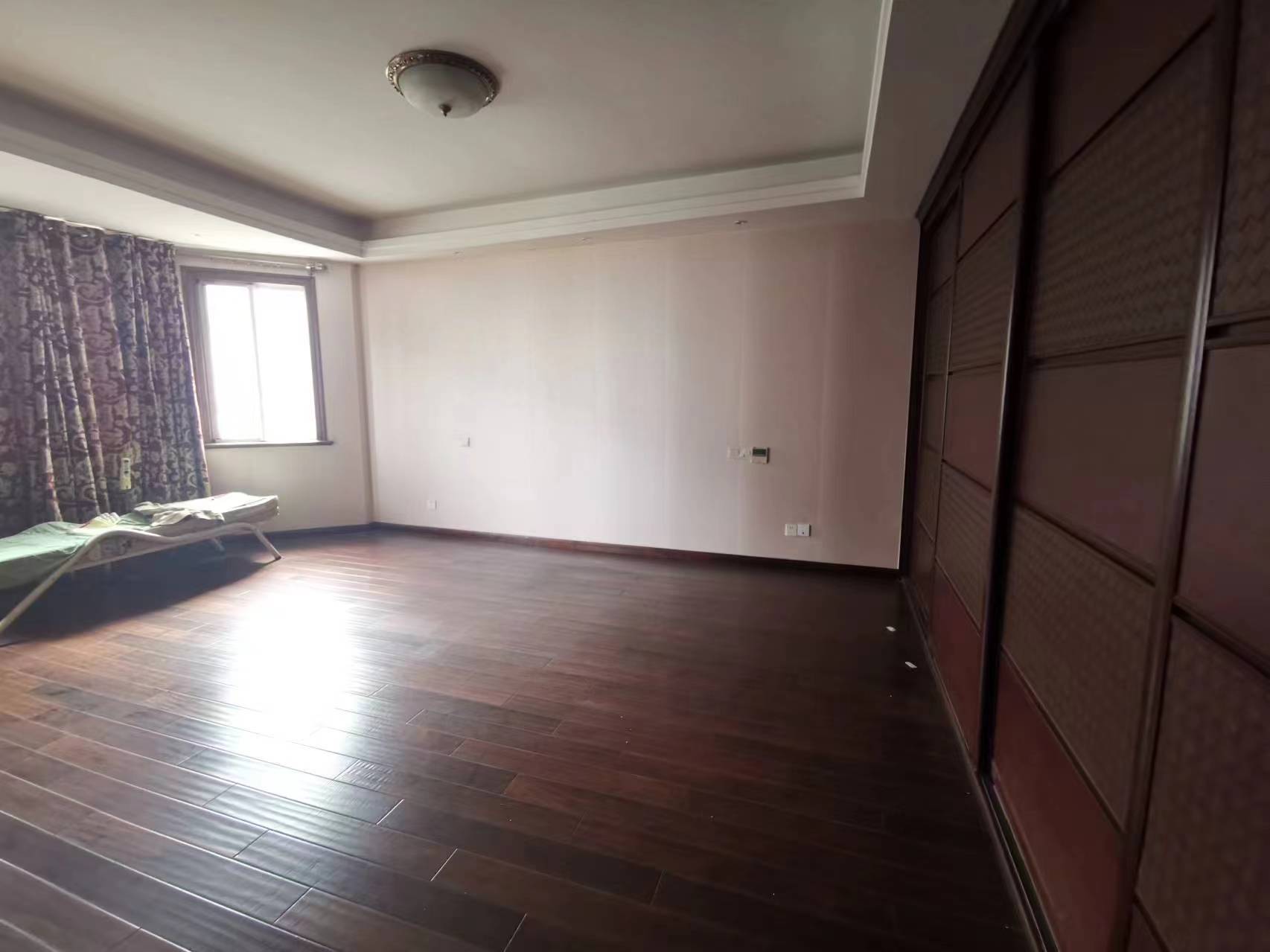 东郊庄园 4室2厅4卫 350.00m&sup2;