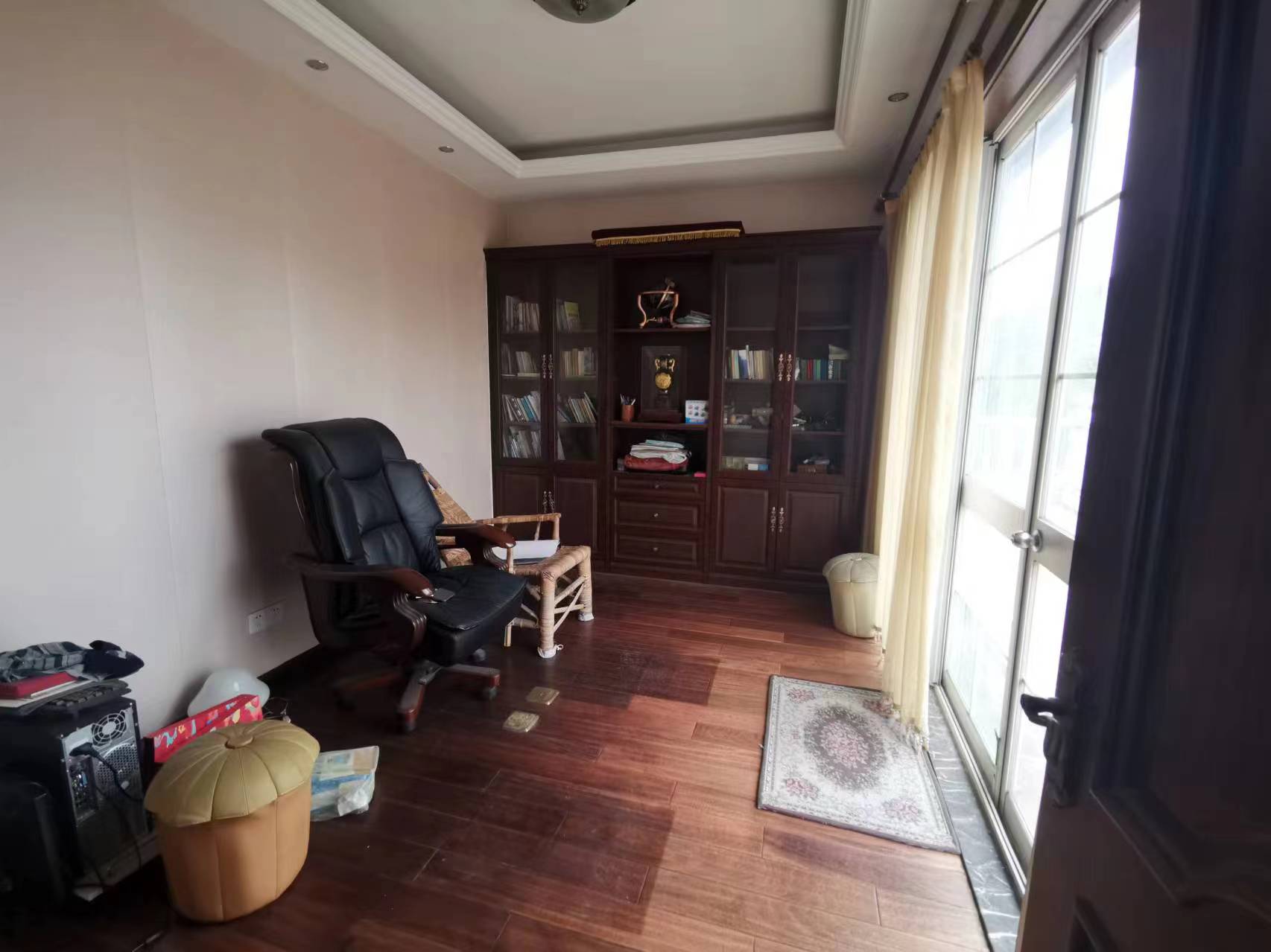 东郊庄园 4室2厅4卫 350.00m&sup2;