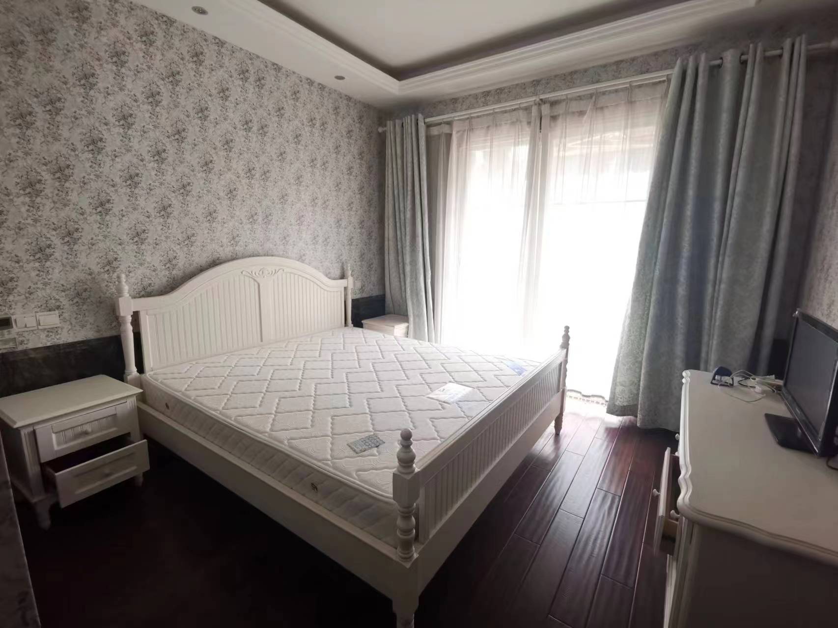 东郊庄园 4室2厅4卫 350.00m&sup2;