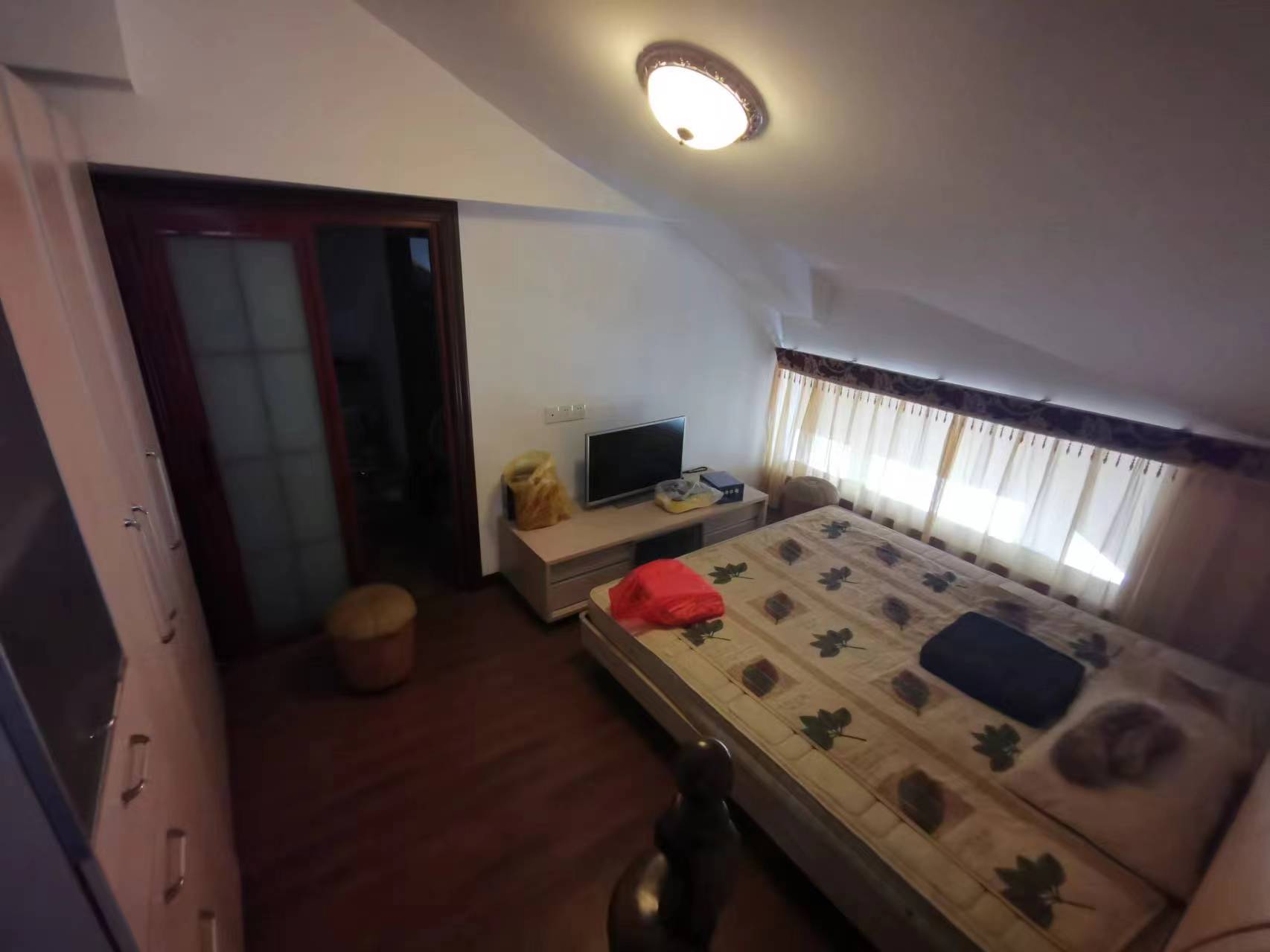 东郊庄园 4室2厅4卫 350.00m&sup2;