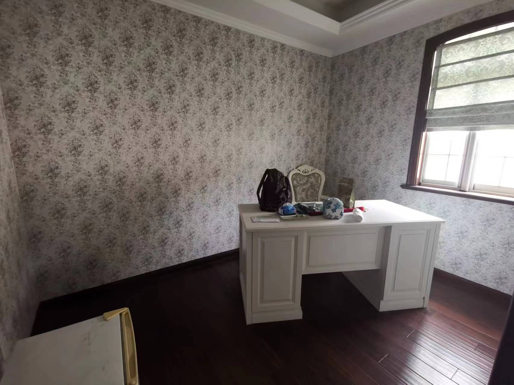 东郊庄园 4室2厅4卫 350.00m&sup2;