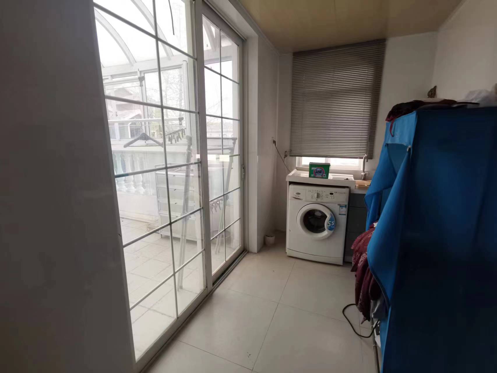 东郊庄园 4室2厅4卫 350.00m&sup2;