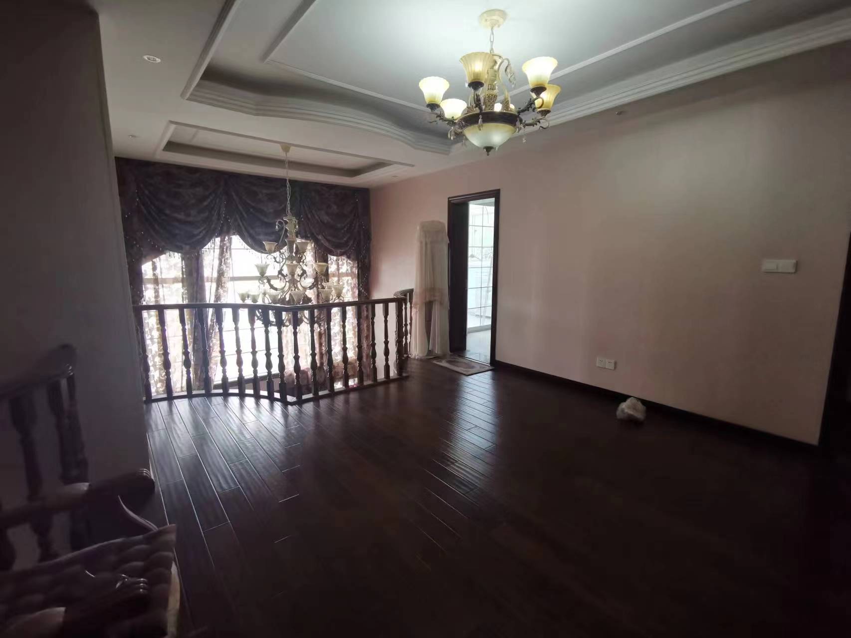 东郊庄园 4室2厅4卫 350.00m&sup2;