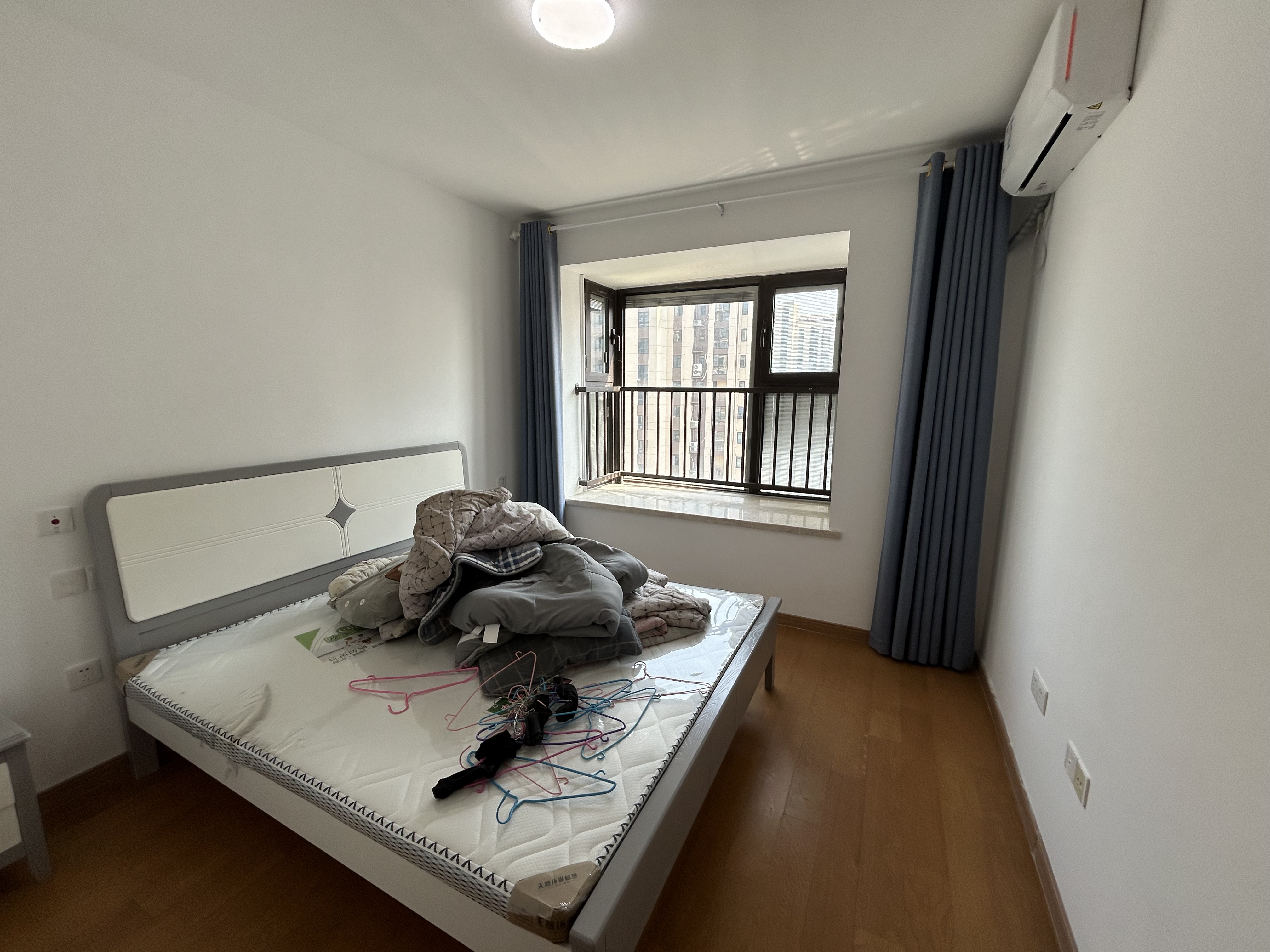 绿地新里城 3室2厅2卫 106m&sup2;