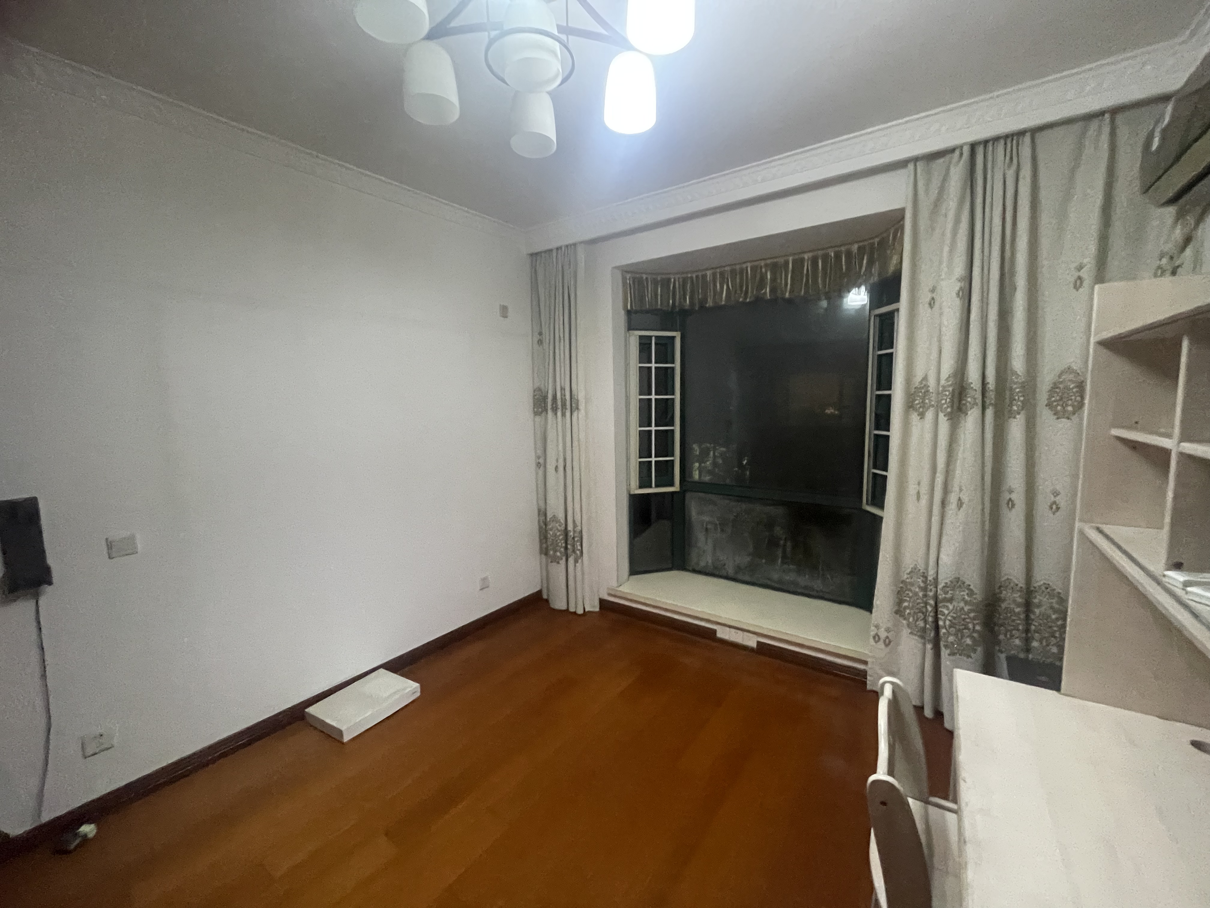 凤凰莱茵苑 4室2厅1卫 140m&sup2;