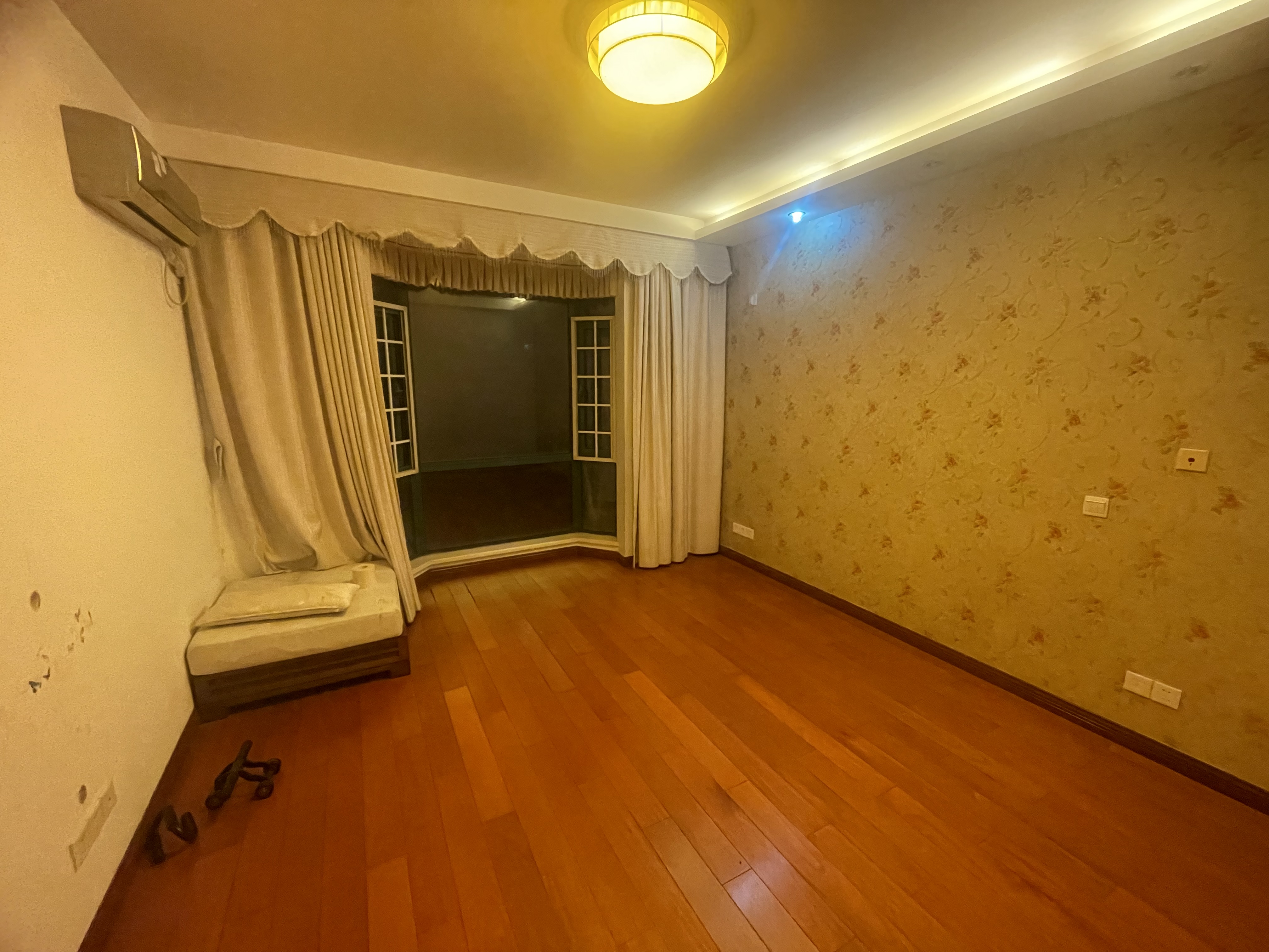 凤凰莱茵苑 4室2厅1卫 140m&sup2;