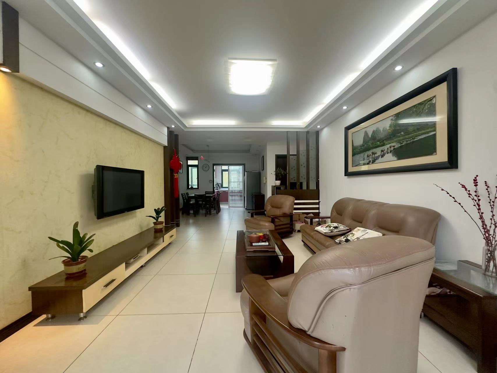 江海皇都私家花园 3室2厅2卫 147m²