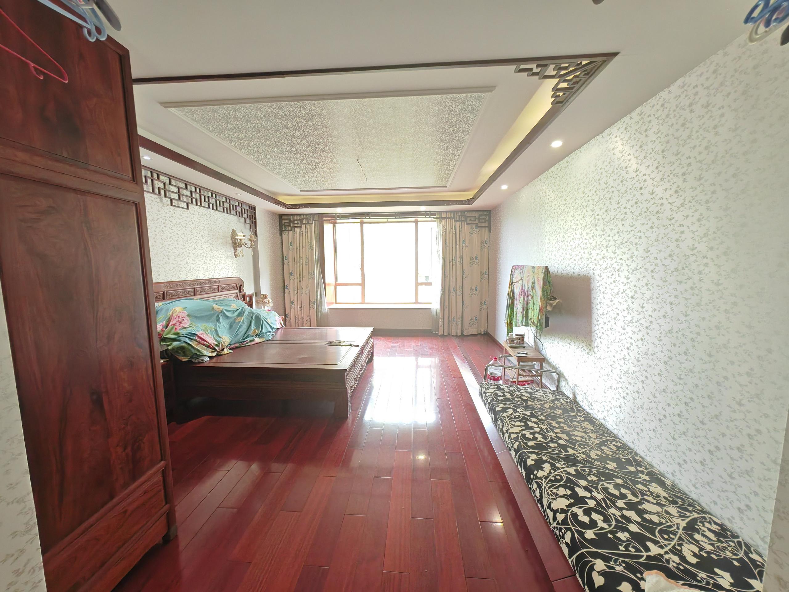 军山花园 4室2厅2卫 240m&sup2;
