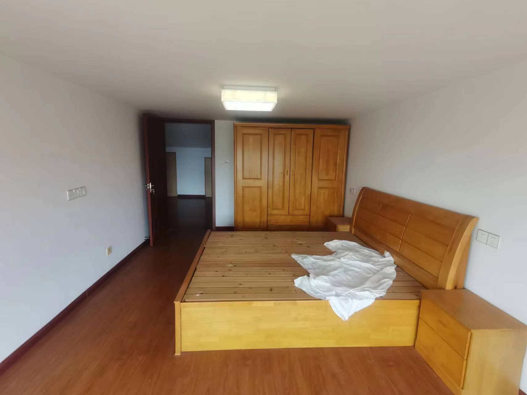 新港花苑西区 4室3厅2卫 132.00m&sup2;