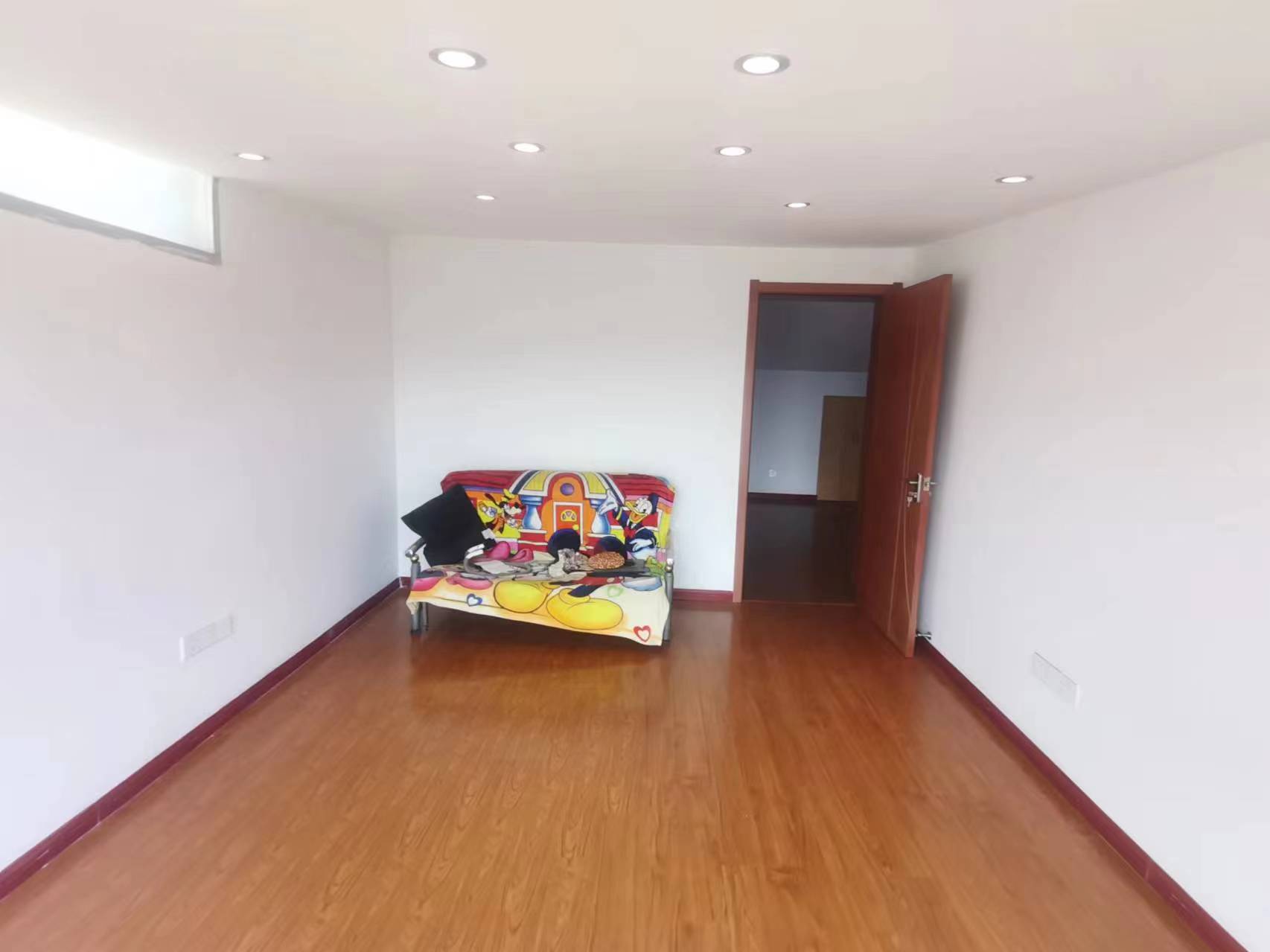 新港花苑西区 4室3厅2卫 132.00m&sup2;