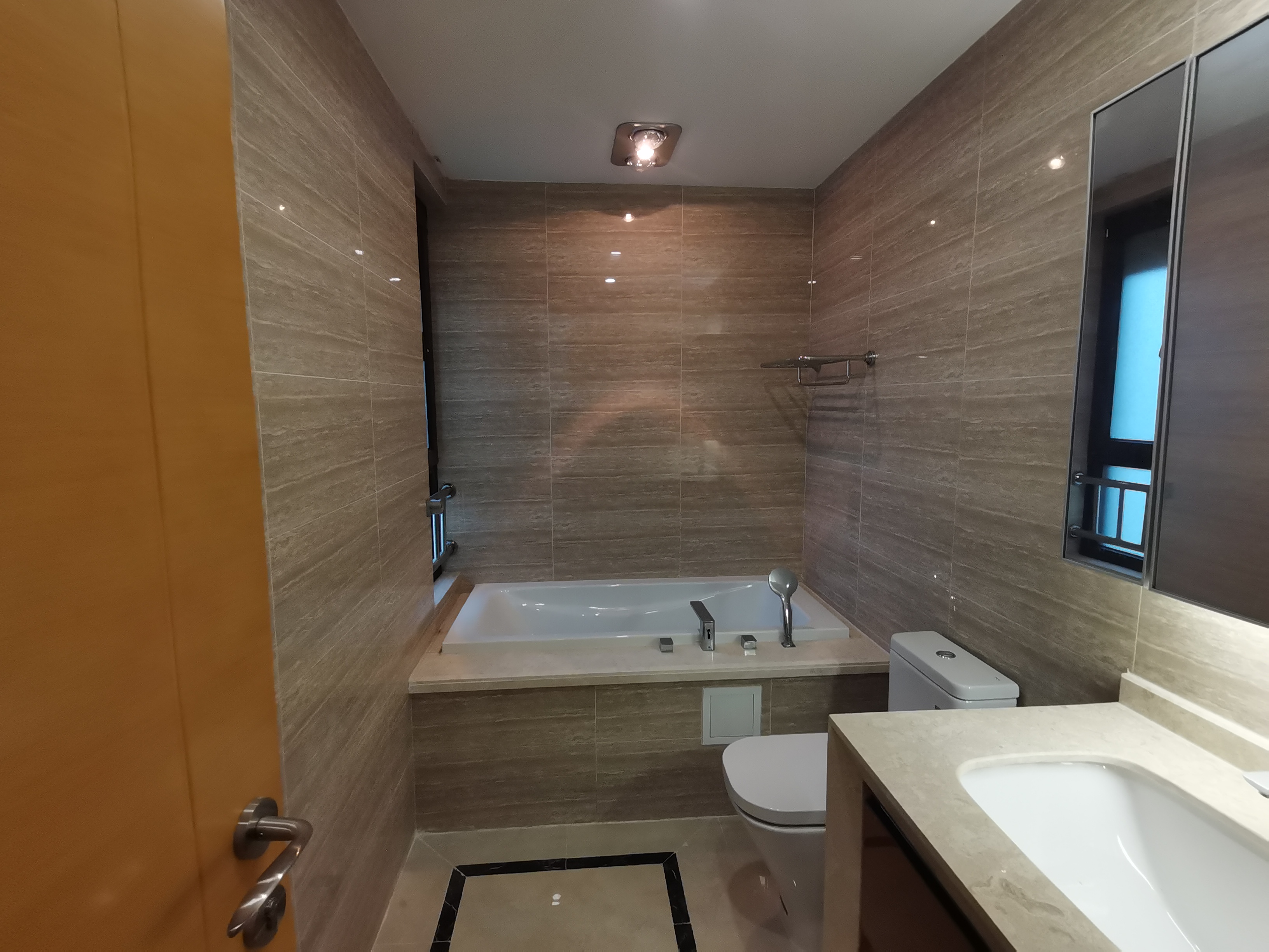 富力院士廷 4室2厅2卫 136m&sup2;