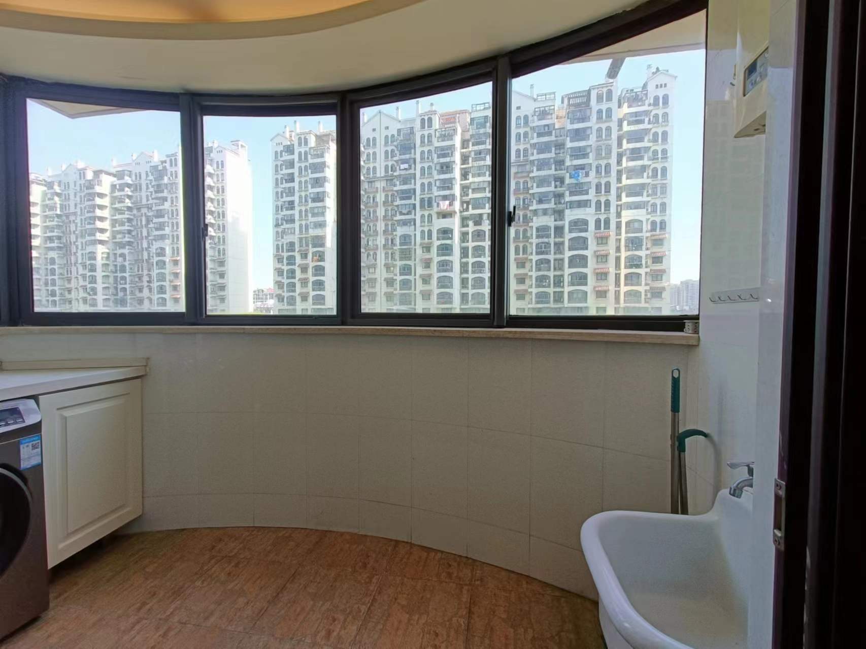 高迪晶城 3室2厅2卫 155m&sup2;