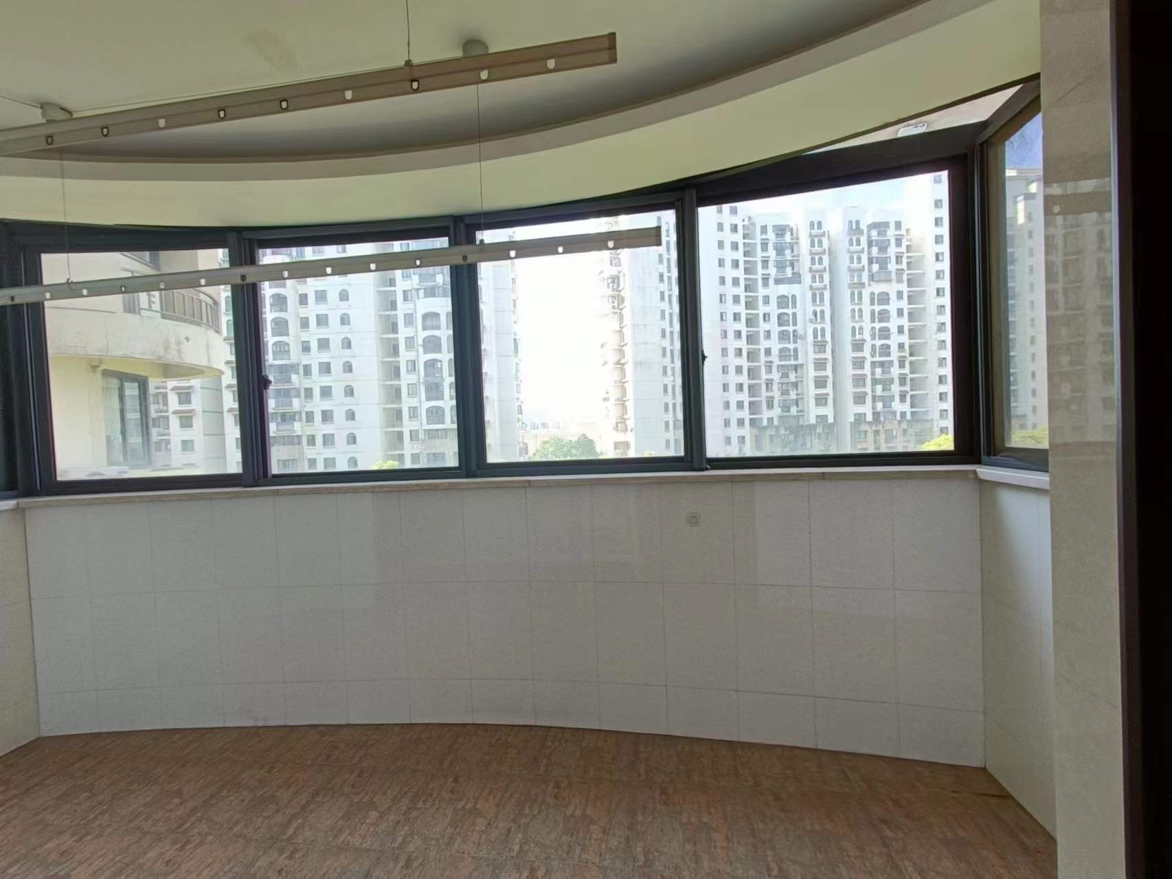 高迪晶城 3室2厅2卫 155m&sup2;