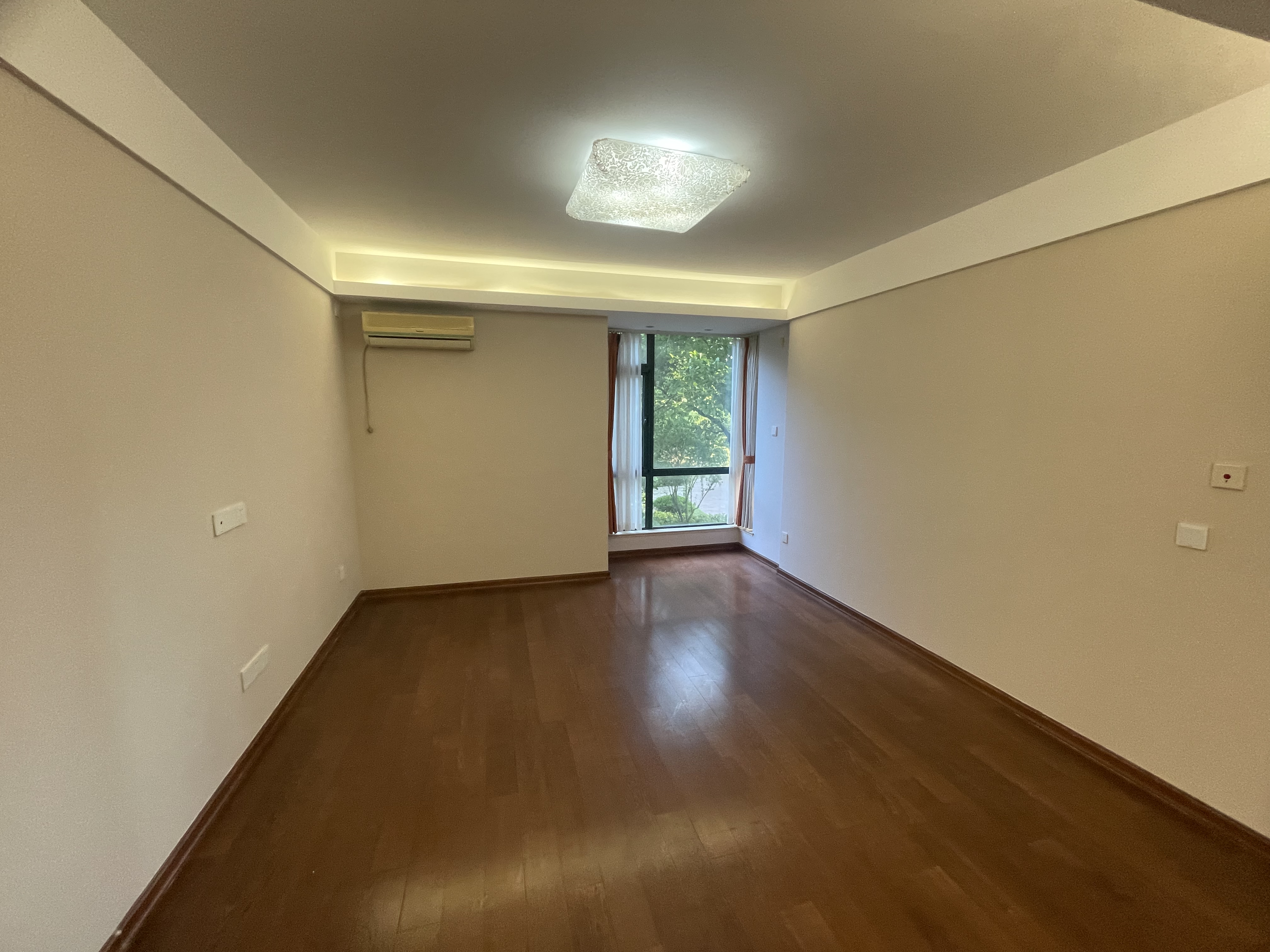凤凰莱茵苑 3室2厅1卫 145.16m&sup2;