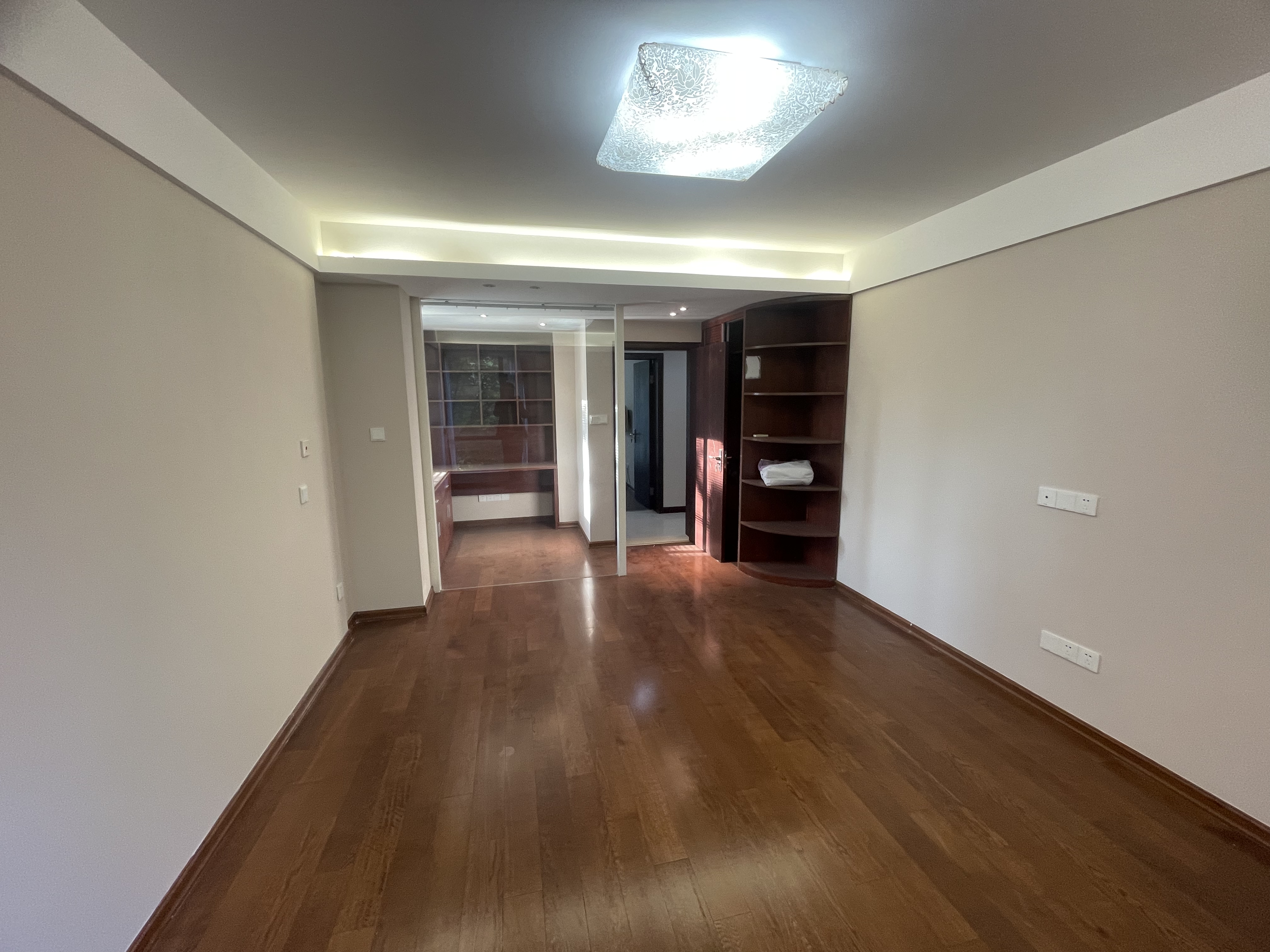 凤凰莱茵苑 3室2厅1卫 145.16m&sup2;