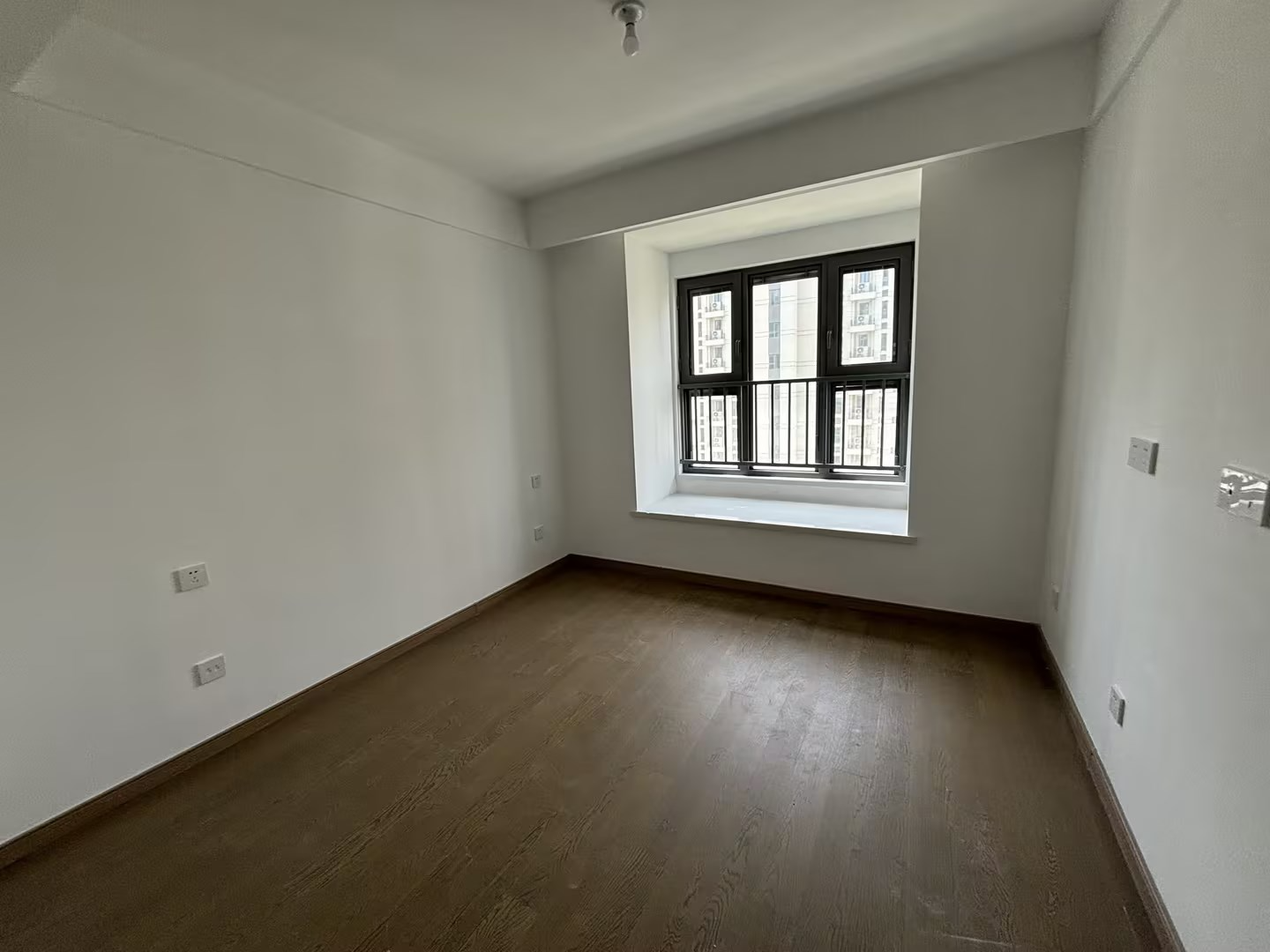 海纳春江 4室2厅2卫 142m&sup2;