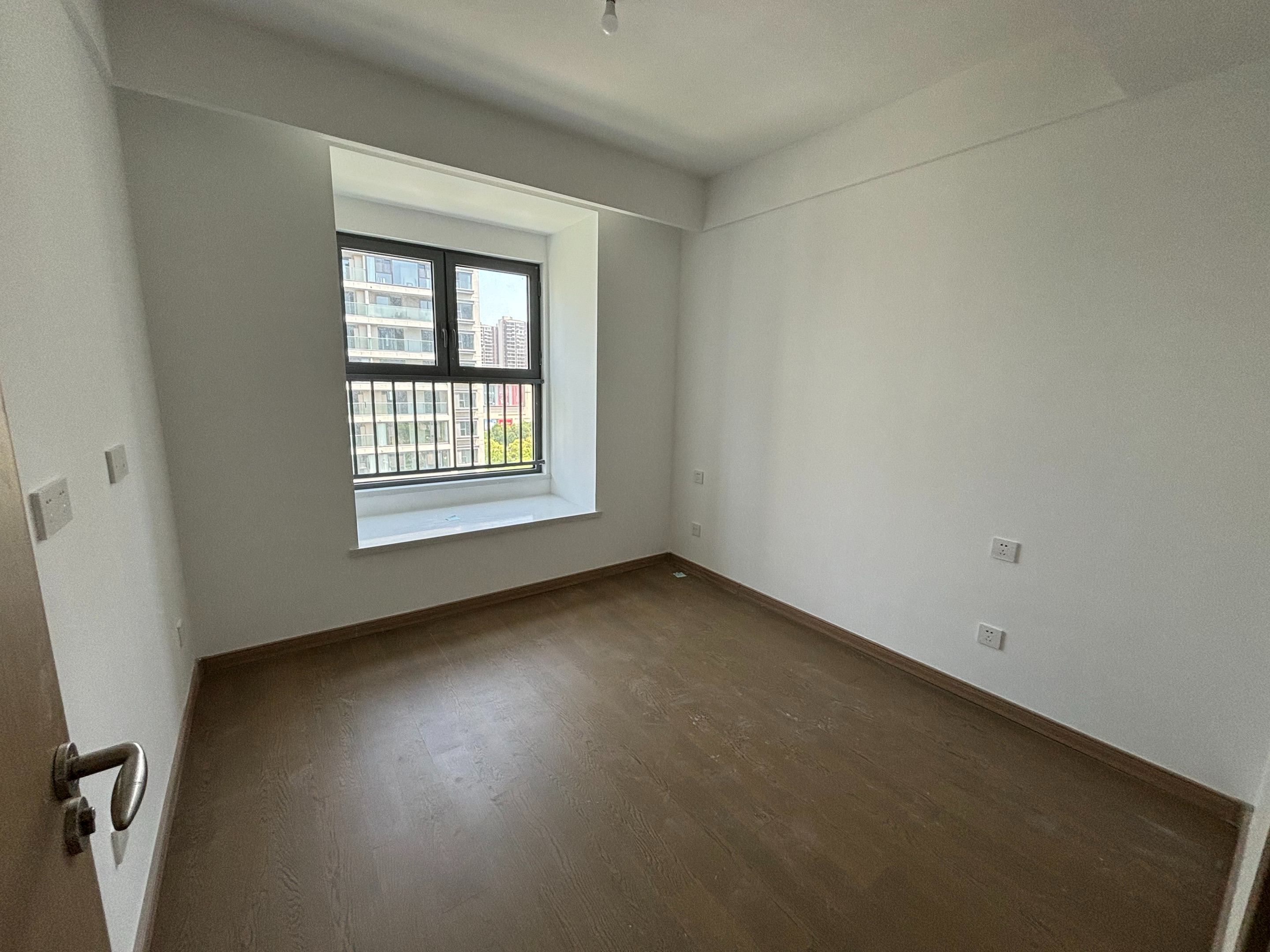 海纳春江 4室2厅2卫 142m&sup2;