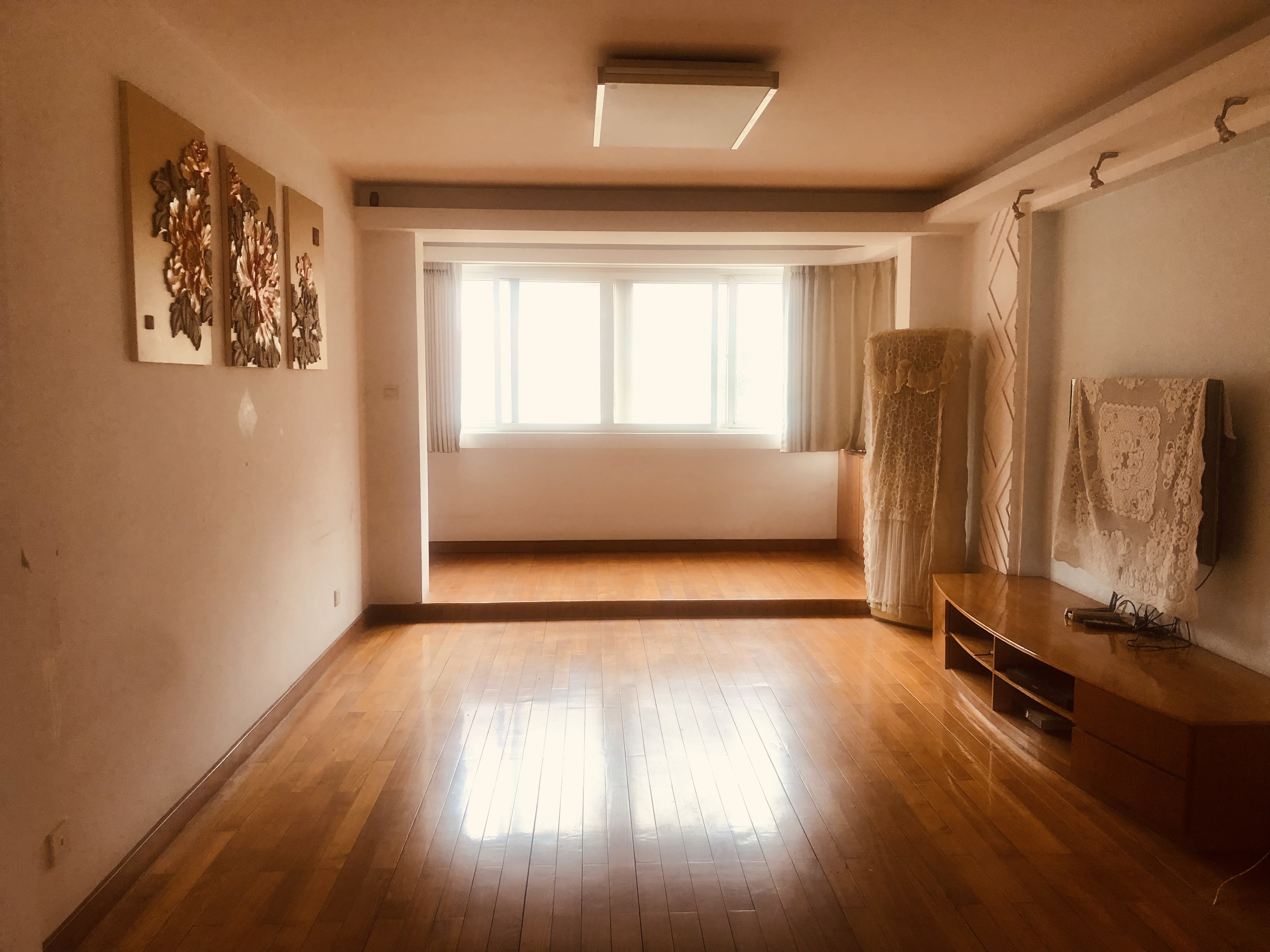 金龙花苑 3室2厅1卫 138m&sup2;