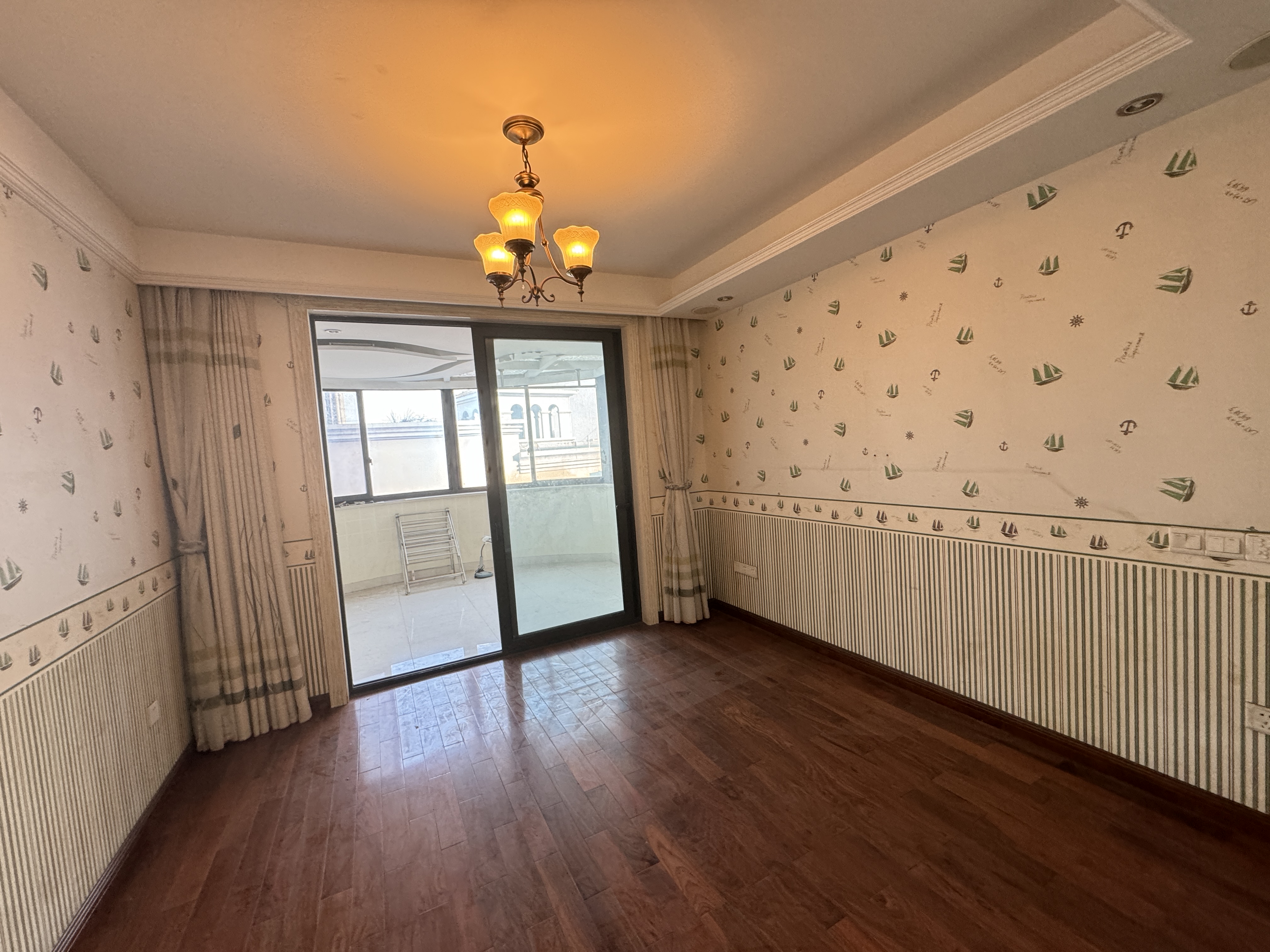 高迪晶城 3室2厅2卫 157m&sup2;