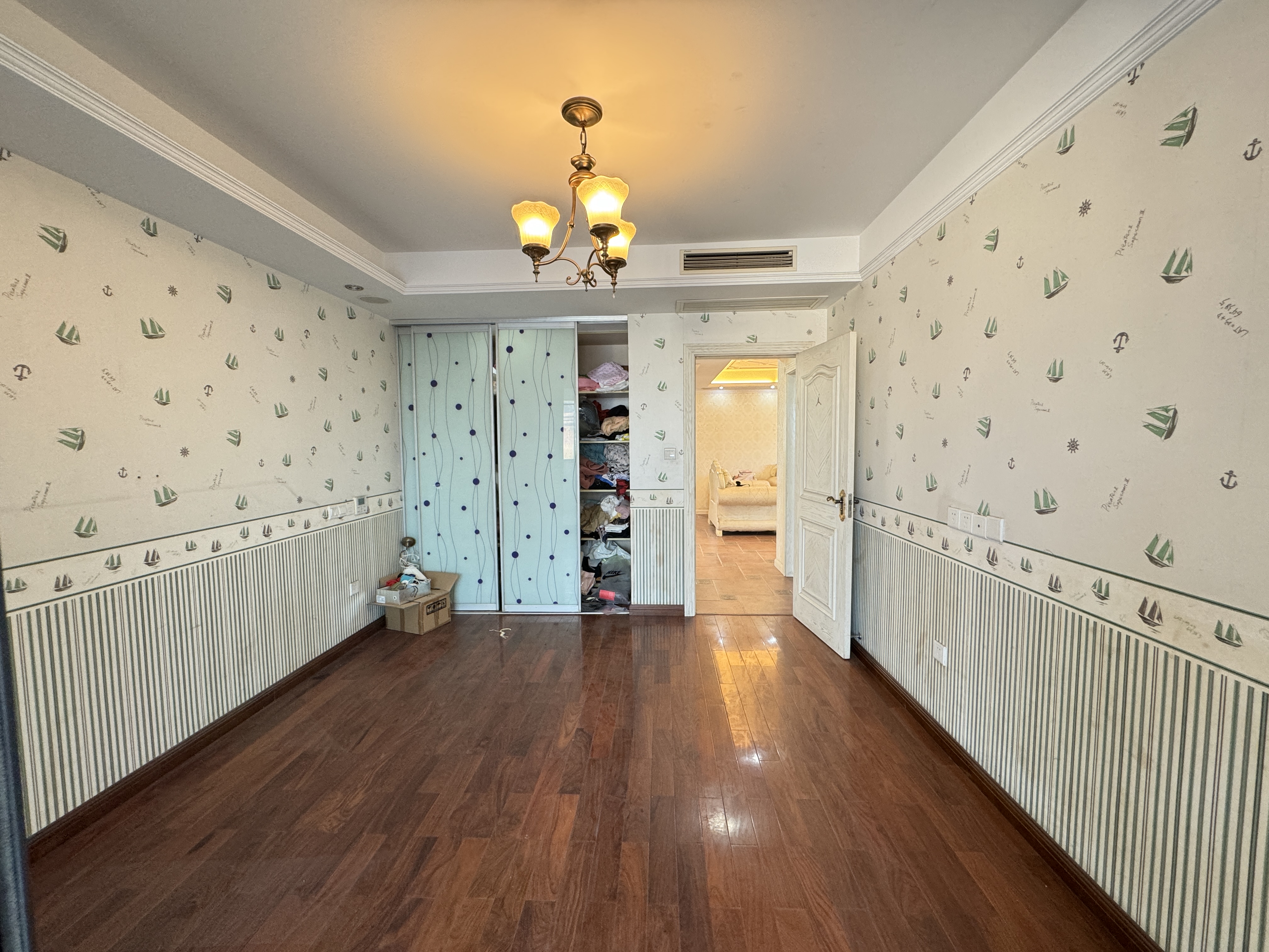 高迪晶城 3室2厅2卫 157m&sup2;