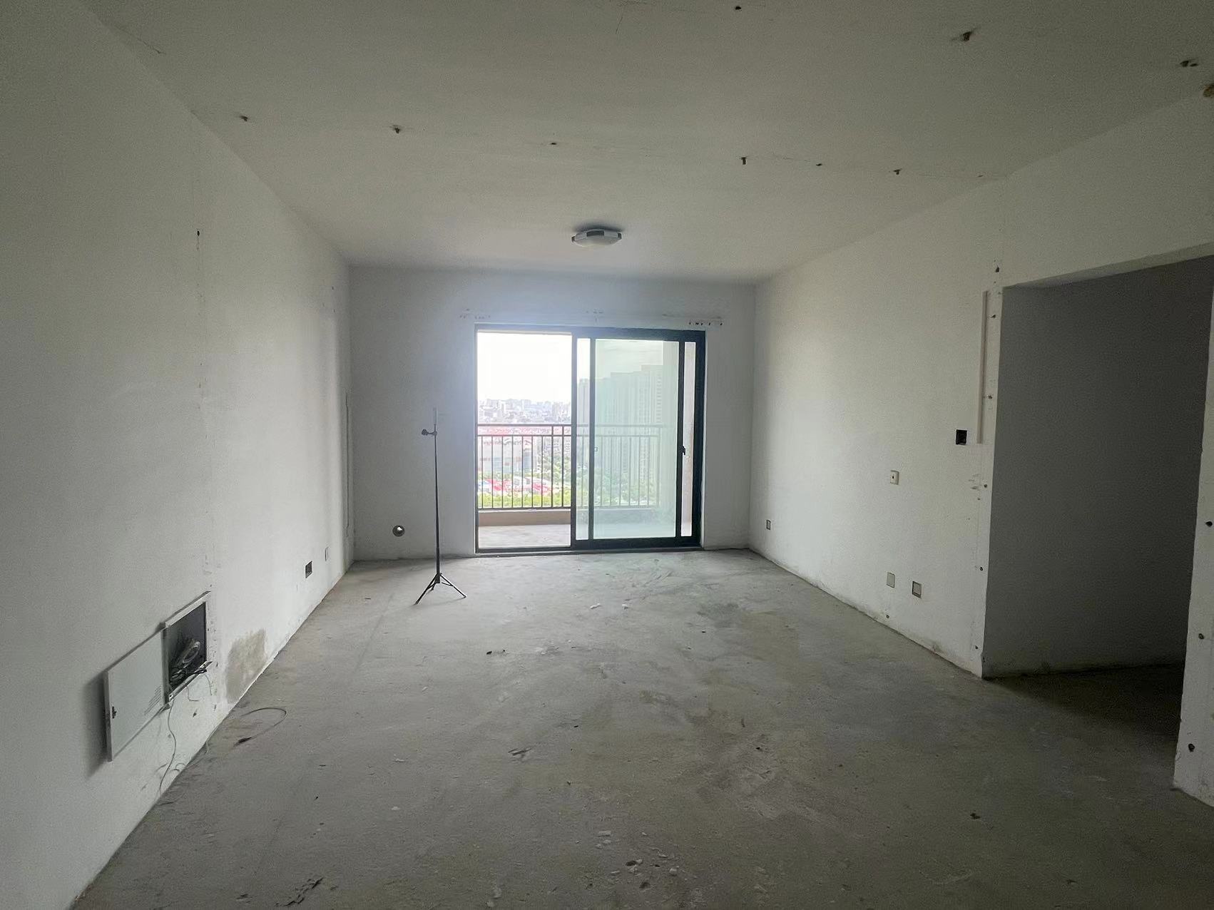 华强城 3室2厅2卫 120m²