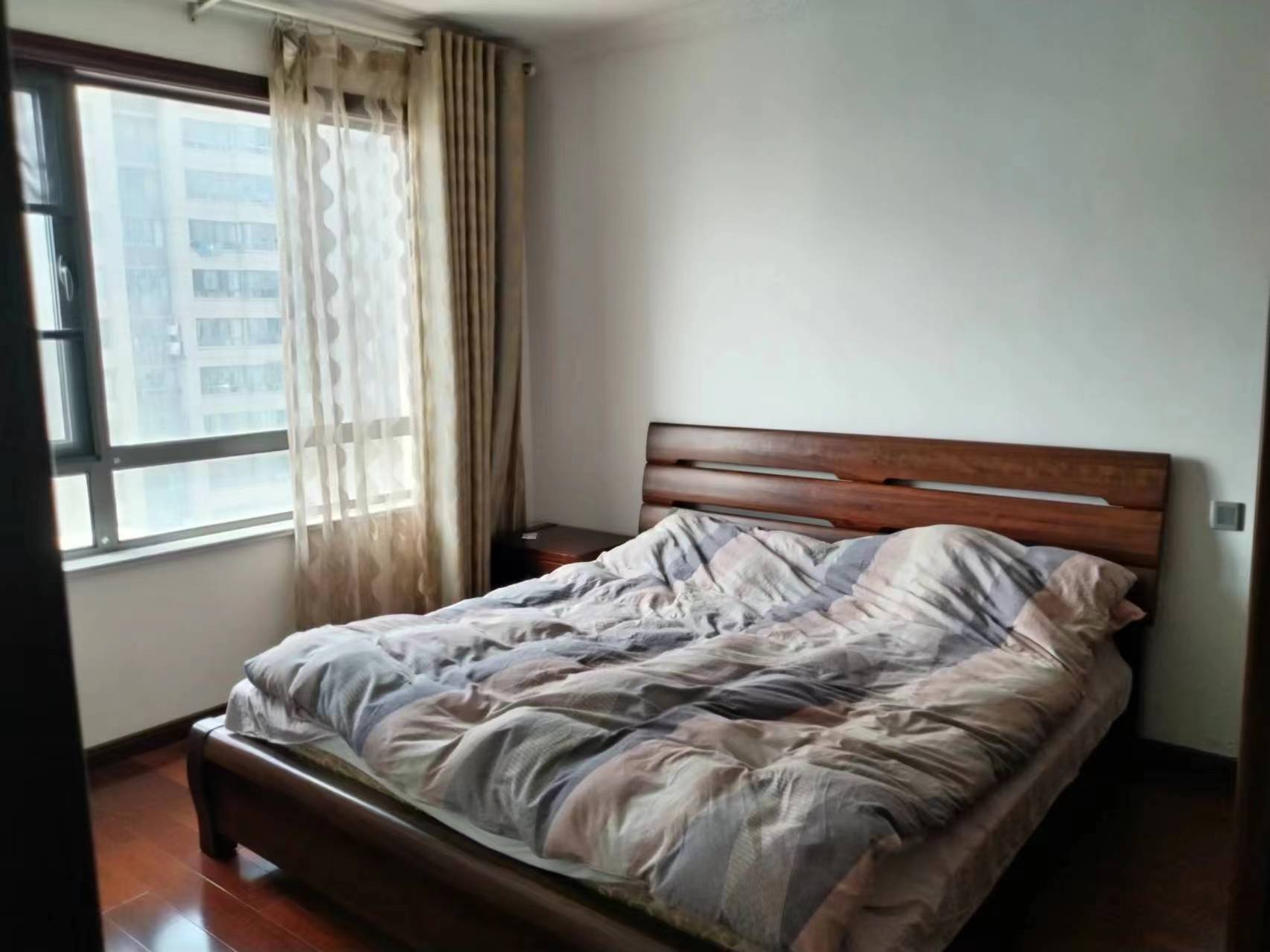 景华城 3室2厅2卫 133m&sup2;