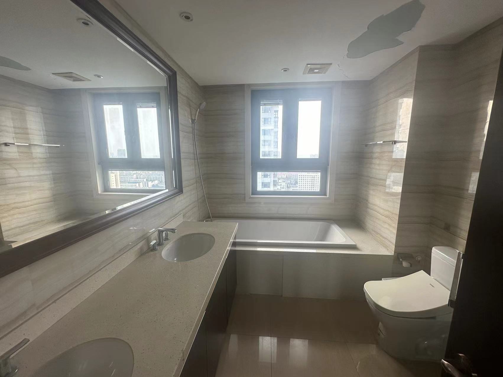 圆融广场公馆 3室2厅2卫 186m&sup2;