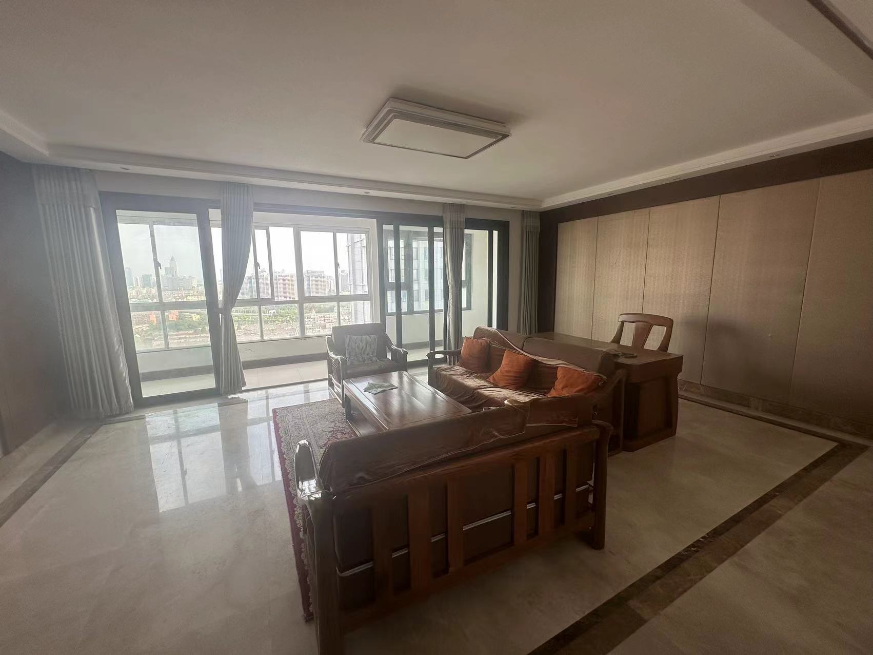 圆融广场公馆 3室2厅2卫 186m&sup2;