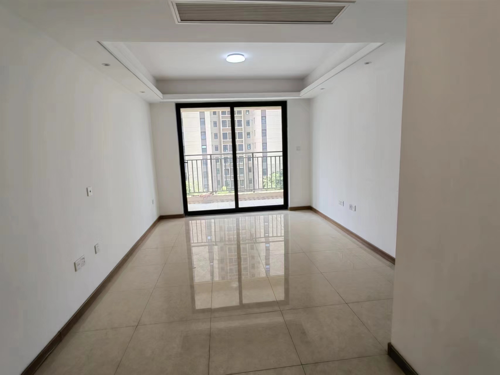 绿地新里城 3室2厅1卫 92m&sup2;