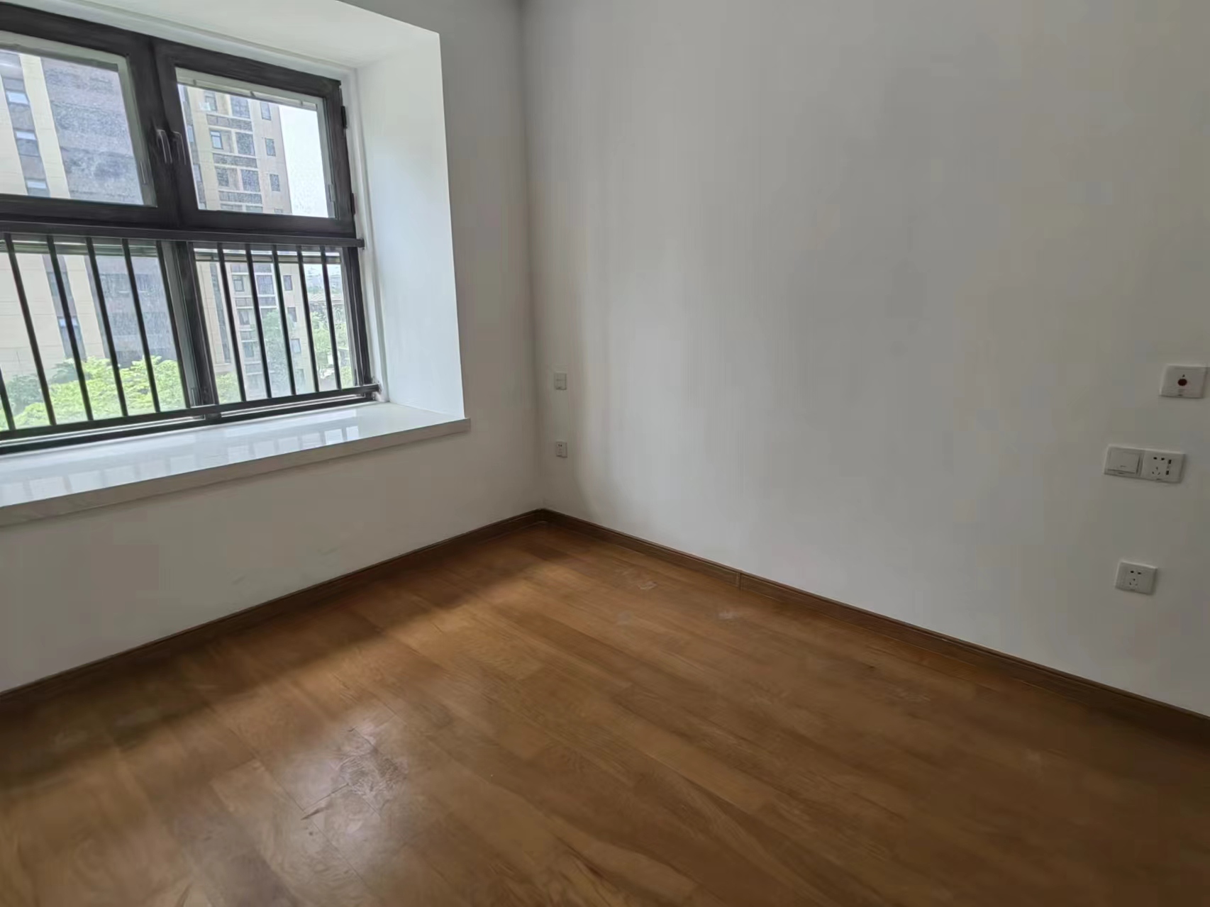 绿地新里城 3室2厅1卫 92m&sup2;