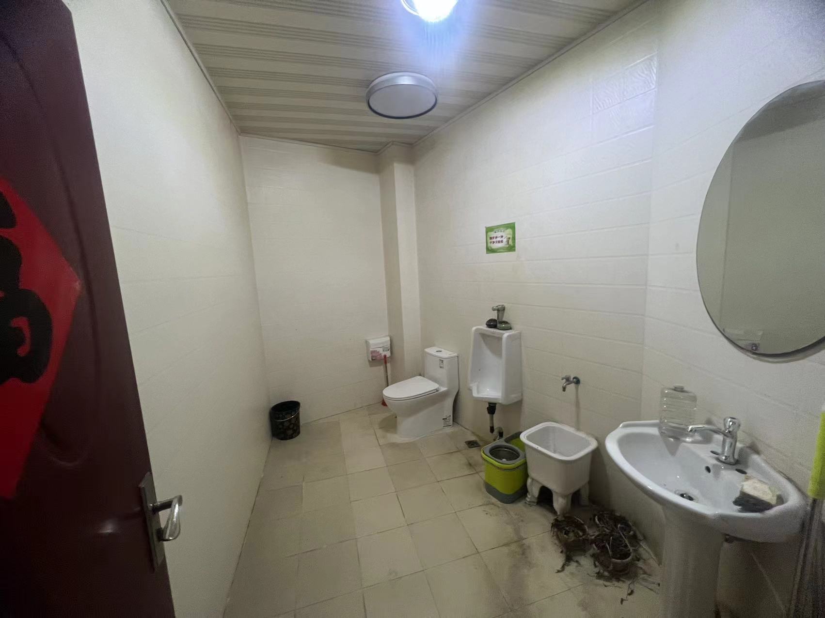 鸿运大厦 4室1厅1卫 239.5m&sup2;
