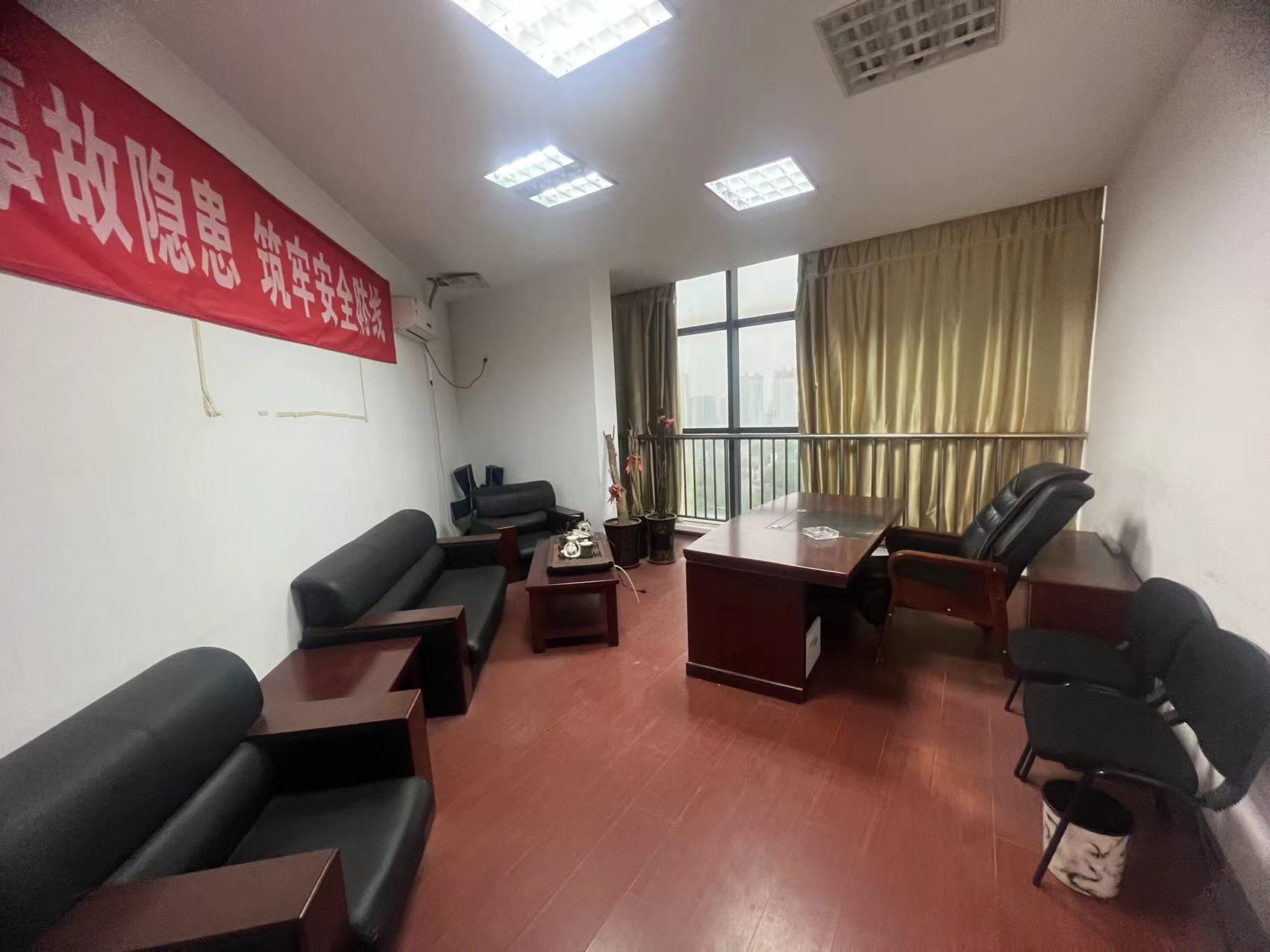 鸿运大厦 4室1厅1卫 239.5m&sup2;
